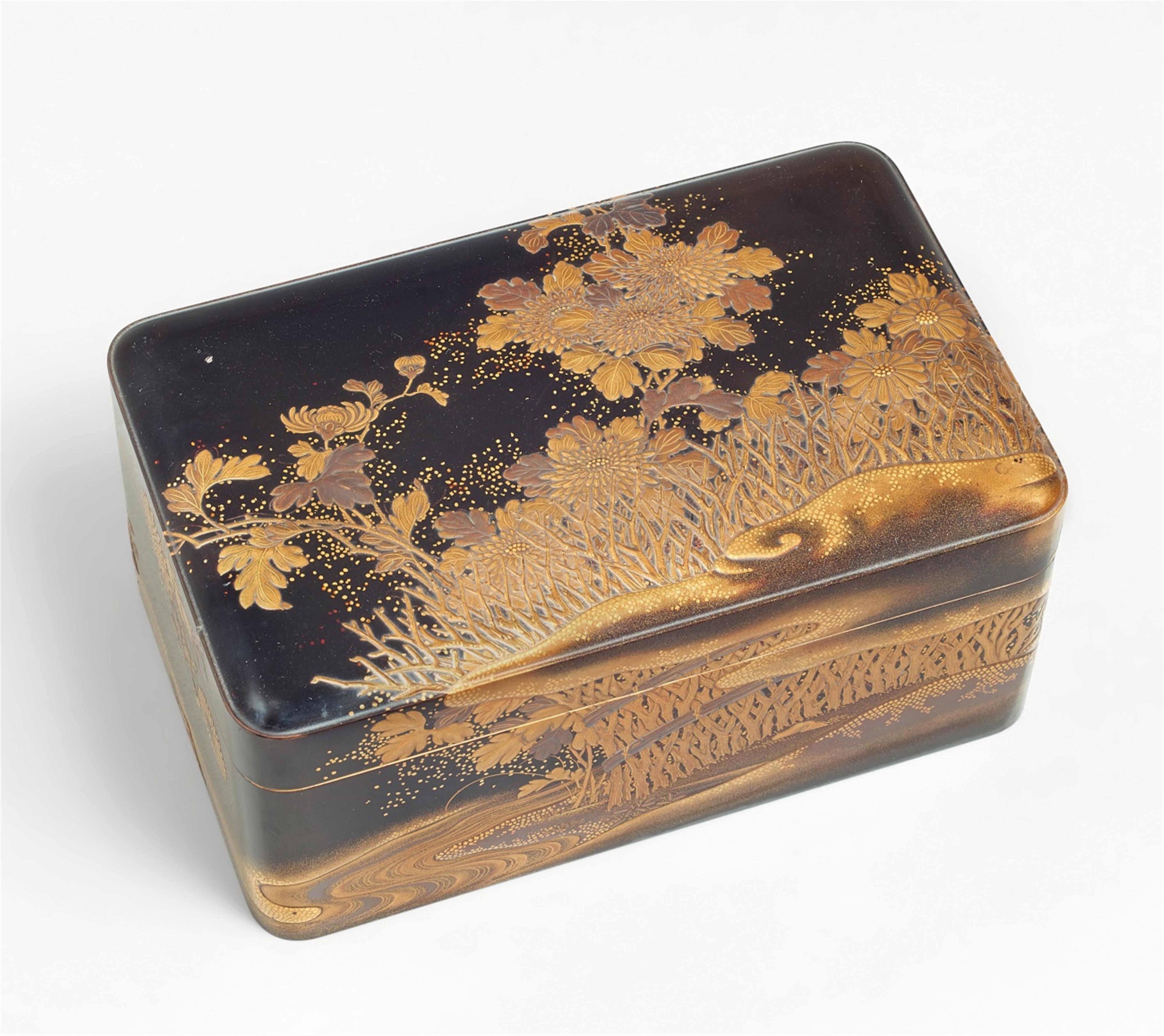 A rectangular lidded lacquer box. 19th century - image-1