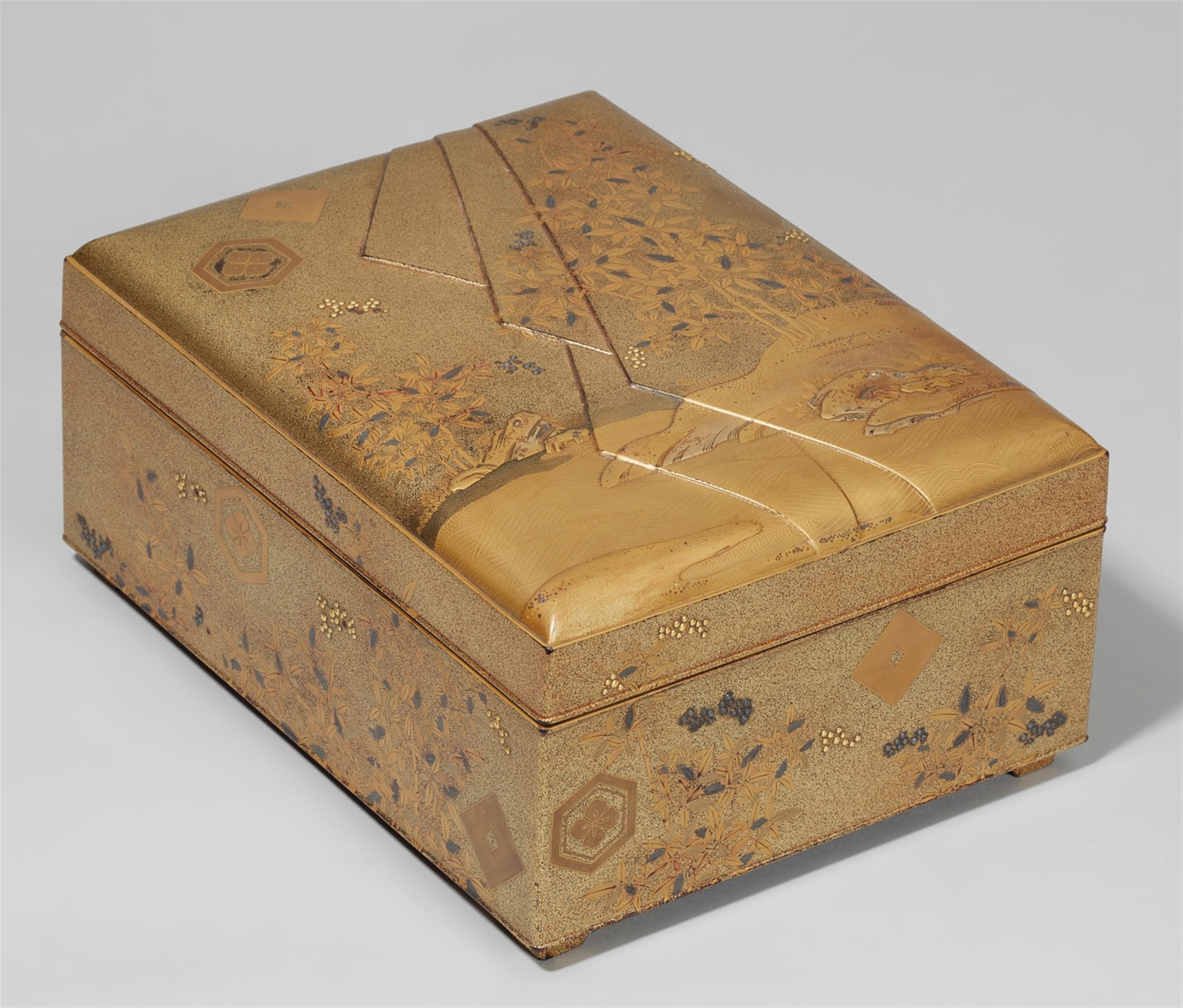 A lacquer lidded box. 19th century - image-1