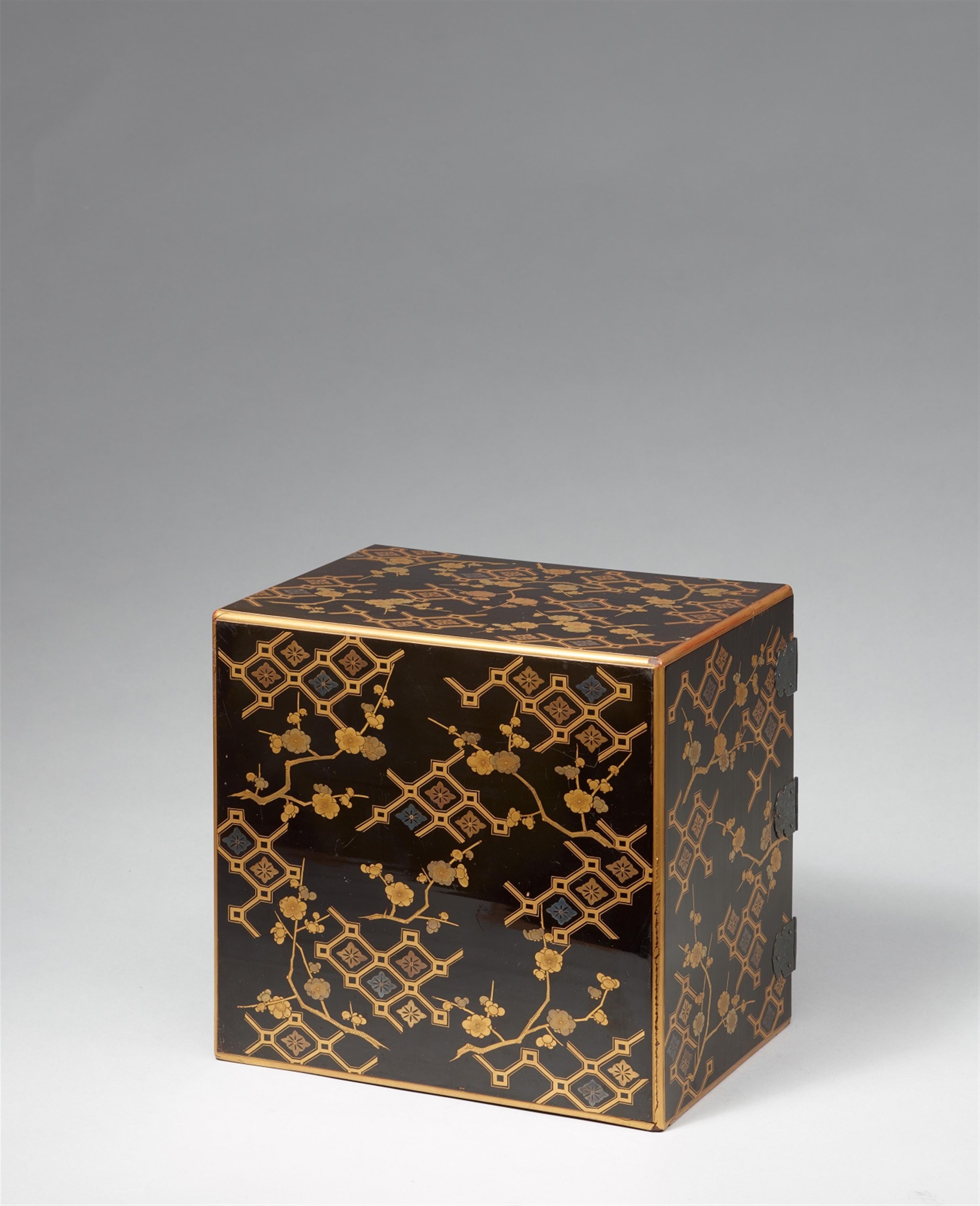 A lacquer cabinet. 19th century - image-3