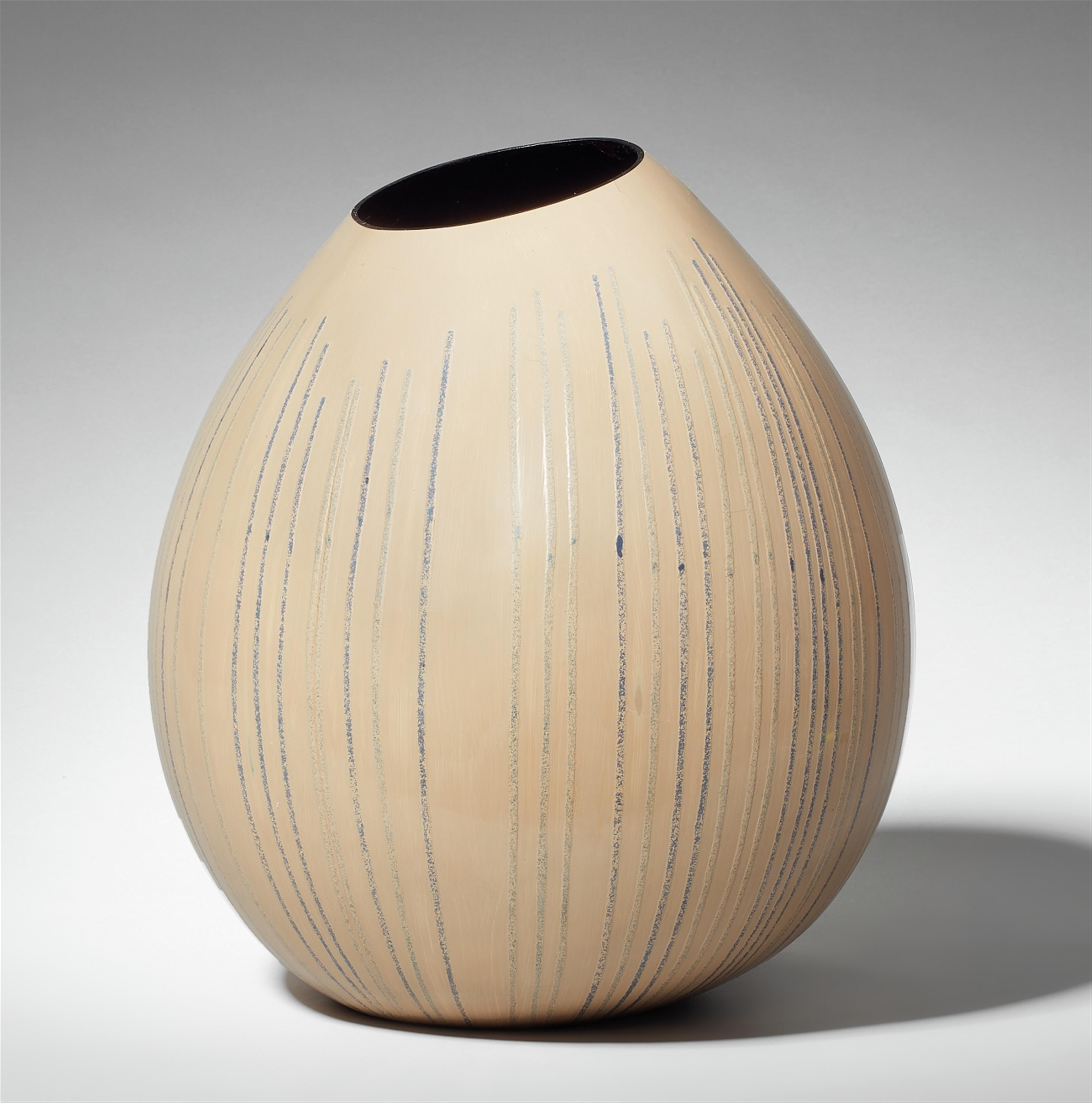 Große Vase. Holz und Lack. 20. Jh. - image-1