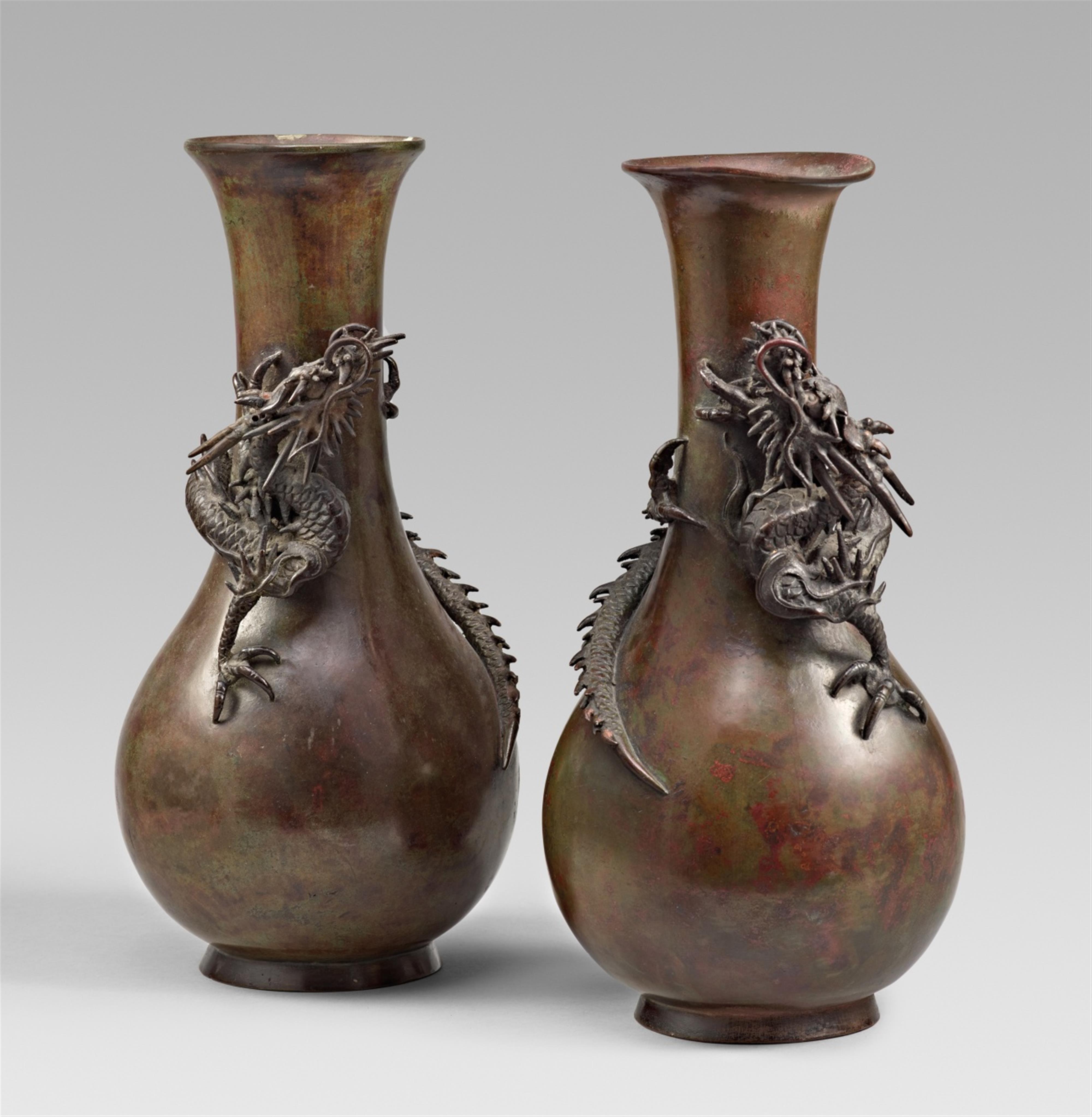 A pair of bronze vases. Late 19th century - image-1