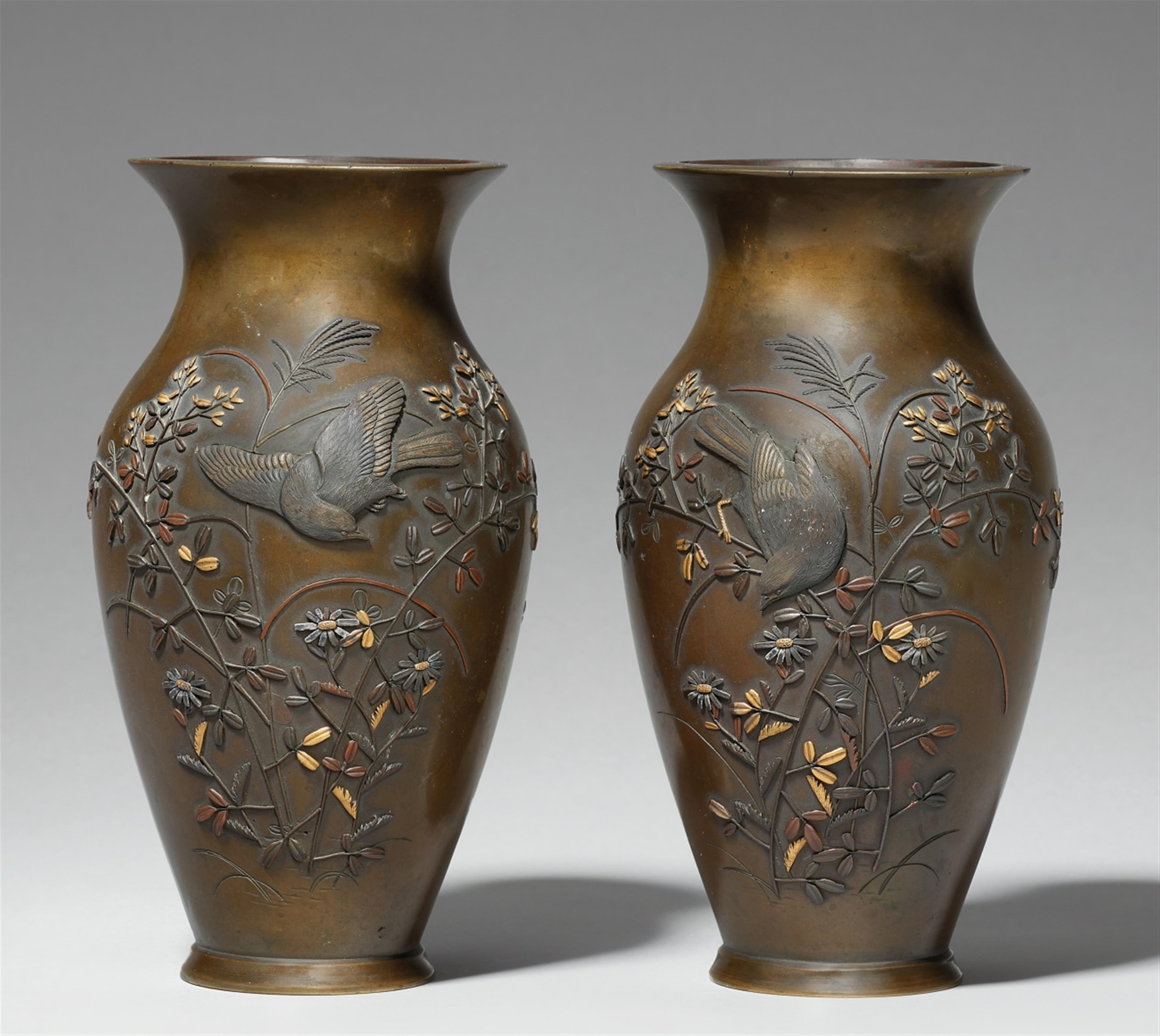 A pair of bronze vases. Late 19th century - image-1