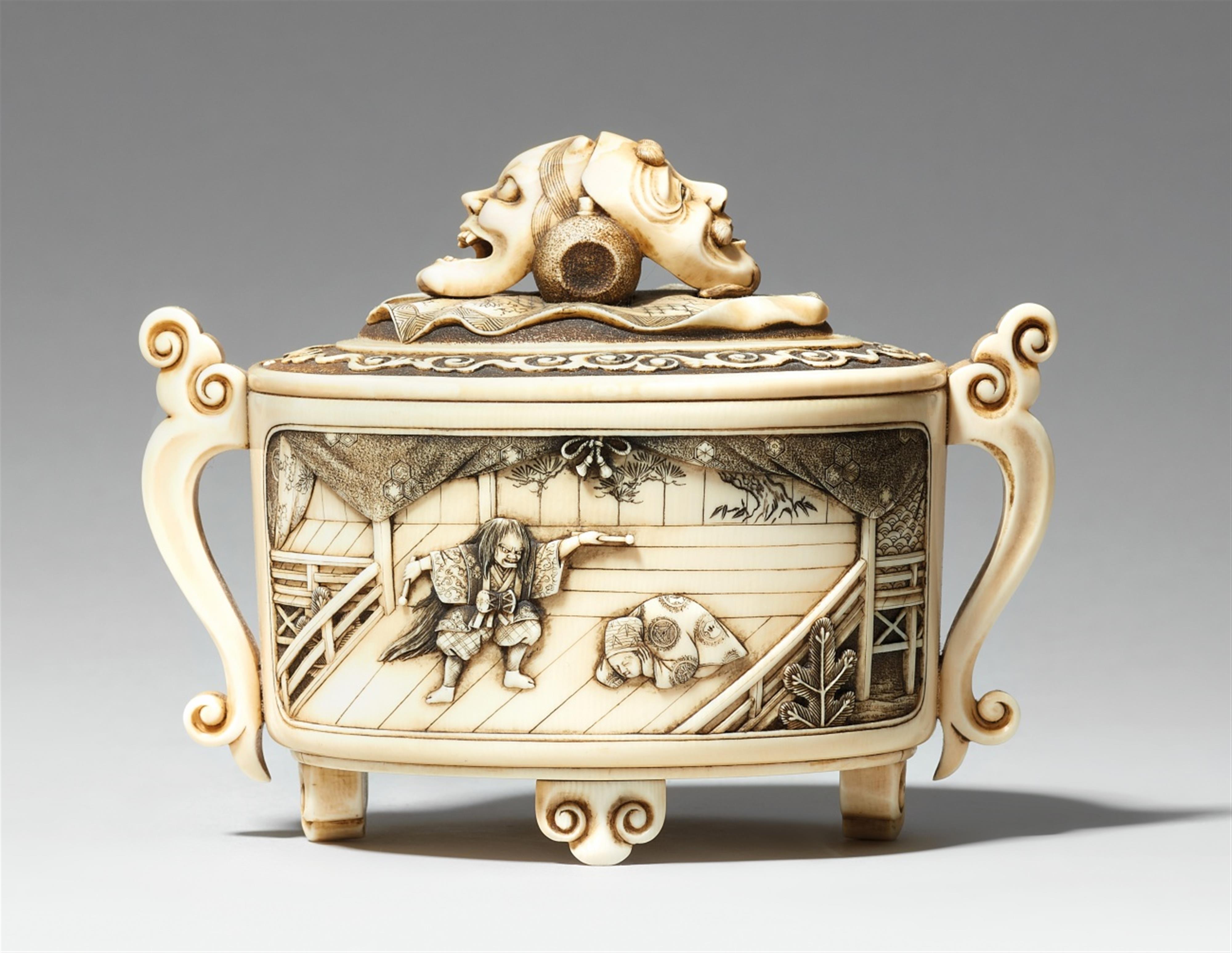 An oval ivory lidded box. Late 19th century - image-1