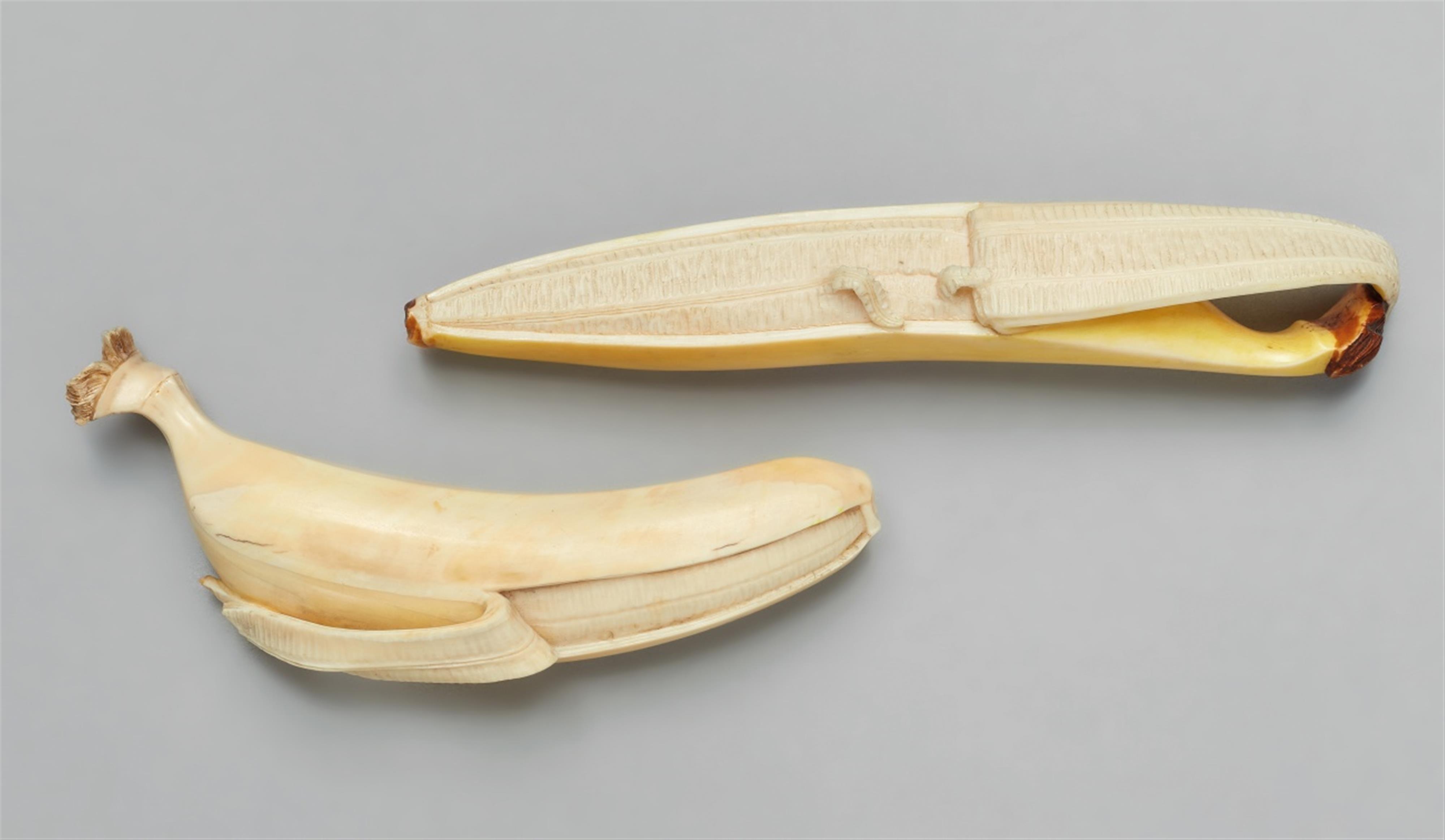 Two naturalistic ivory models of bananas. Early 20th century - image-1