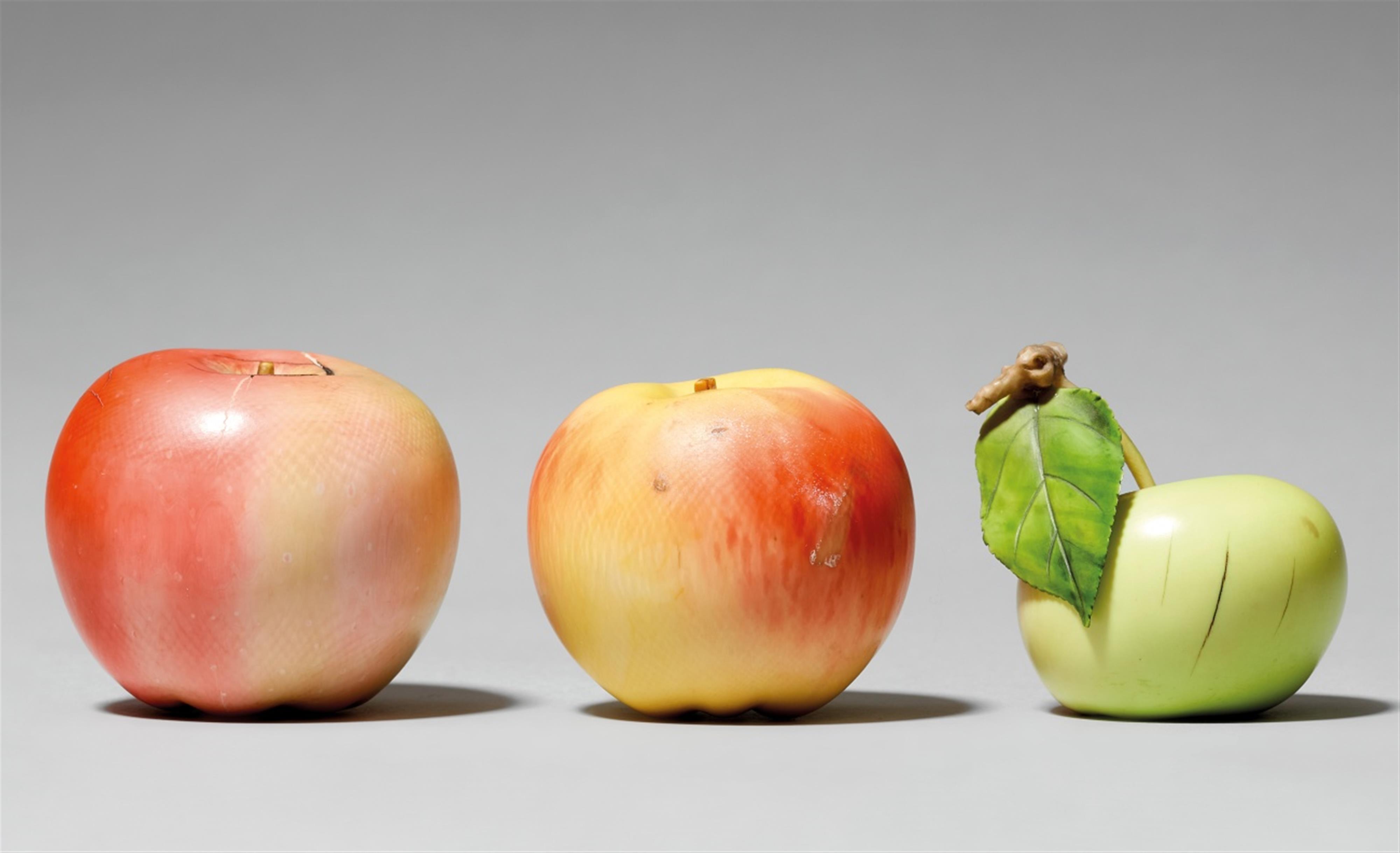 Three naturalistic ivory models of apples. Early 20th century - image-1