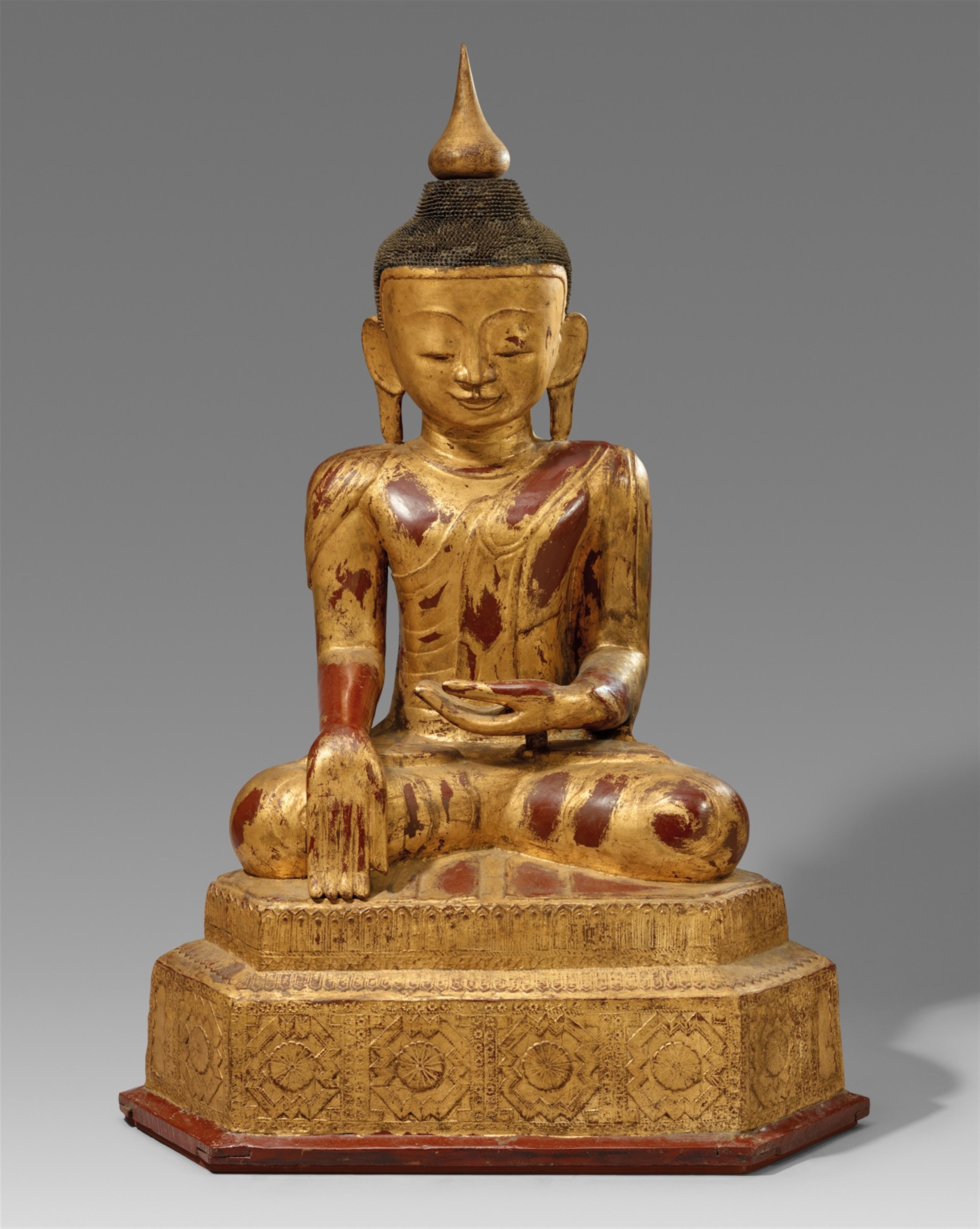 Sehr großer Buddha Shakyamuni. Trockenlack, Holz und vergoldete rotbraune Lackfassung. Birma. Shan-Staaten. 19. Jh. - image-1