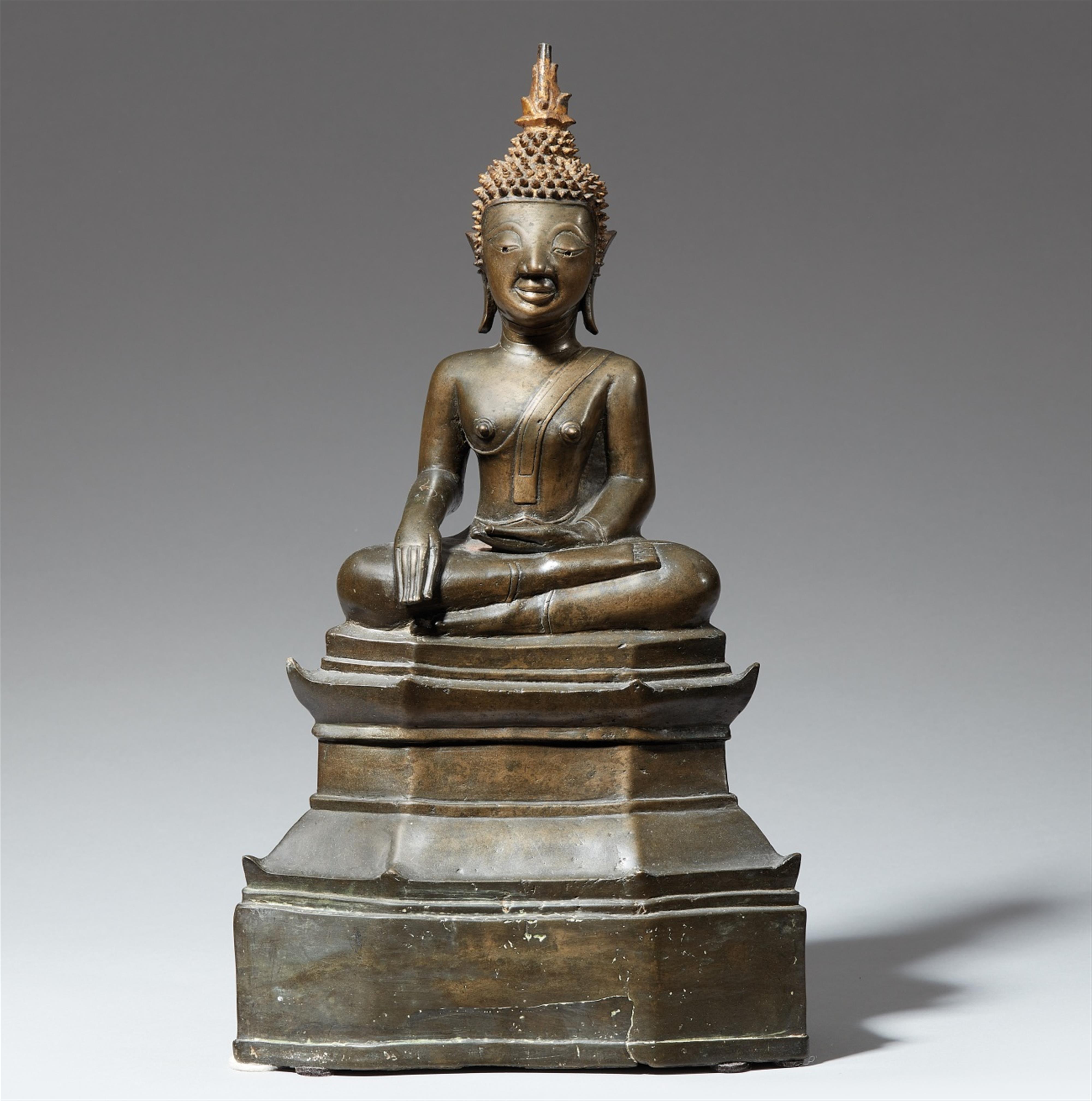 A Laotian bronze figure of Buddha Shakyamuni. 16th/17th century - image-1