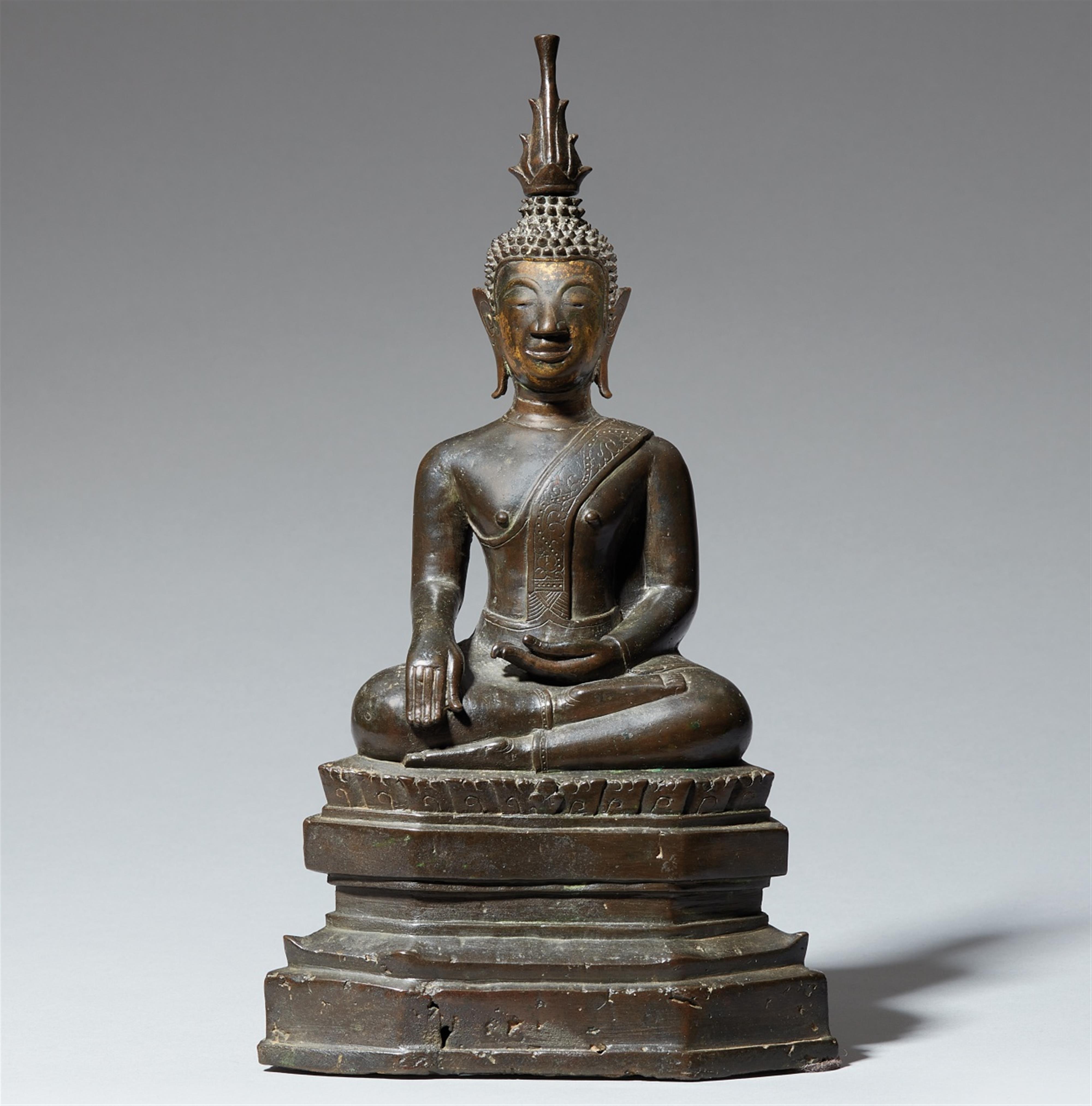 A Chiang Saen bronze figure of Buddha in maravijaya. Thailand. 15th/16th century - image-1