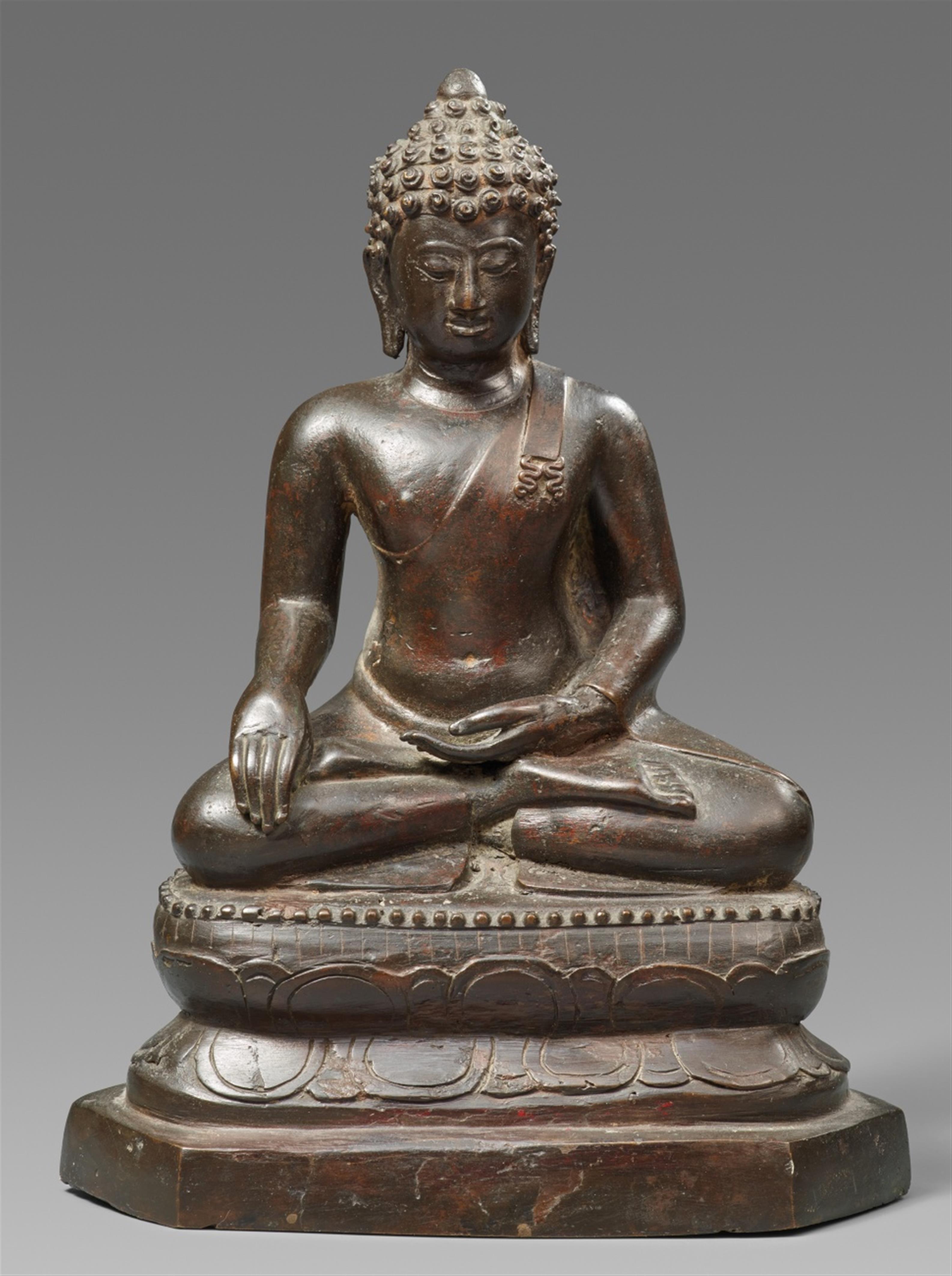 A Chiang Saen-style bronze figure of Buddha Shakyamuni. Thailand. 19th century or earlier - image-1