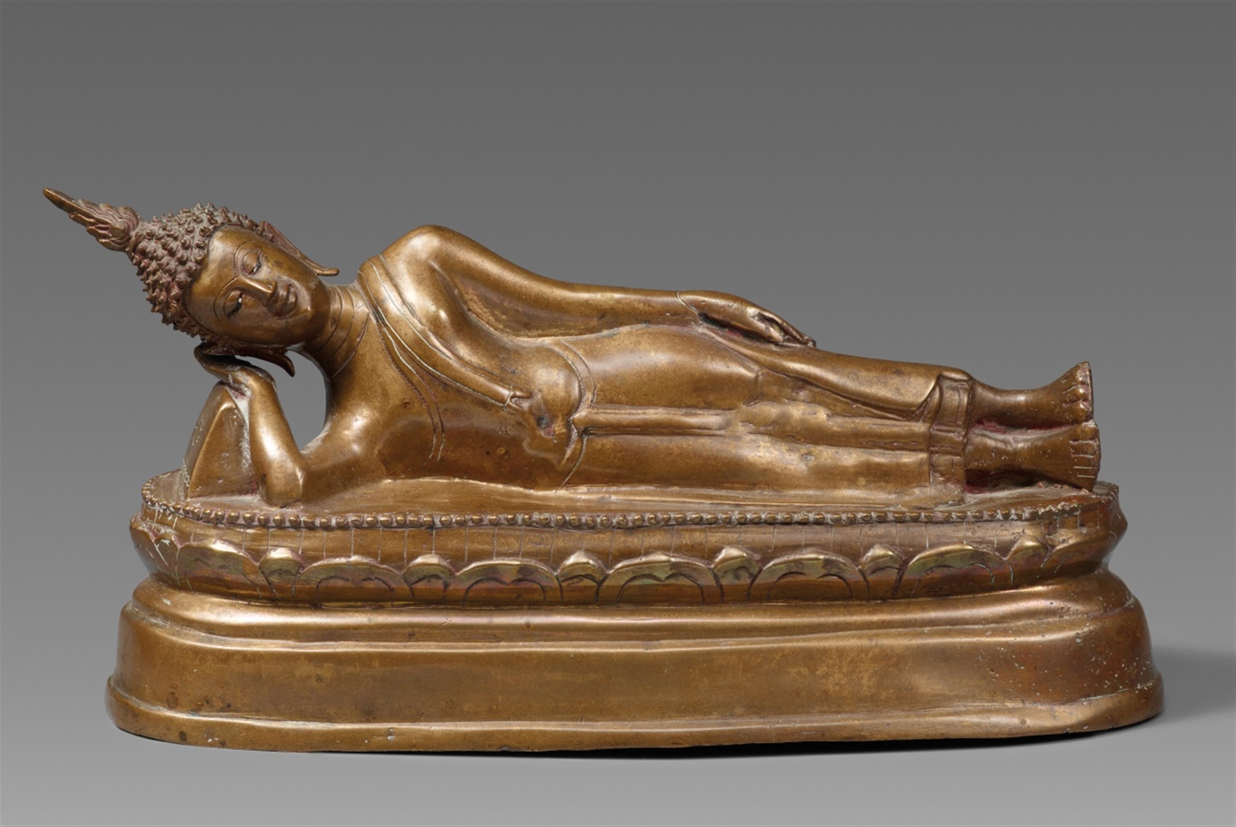 A Thai copper alloy figure of a resting Buddha. 19th century - image-1