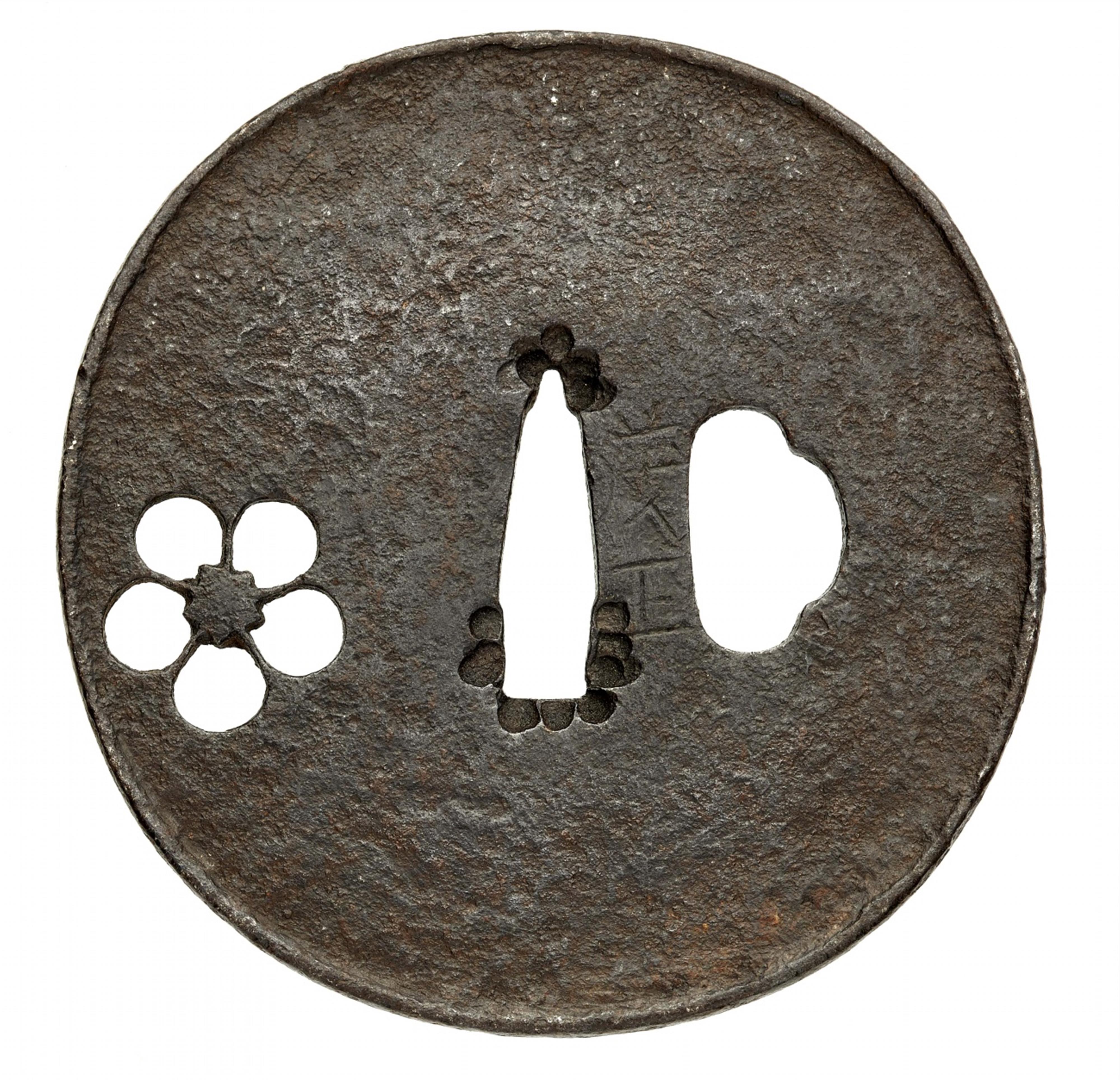 Two iron tsuba. Late Muromachi/Edo period - image-2