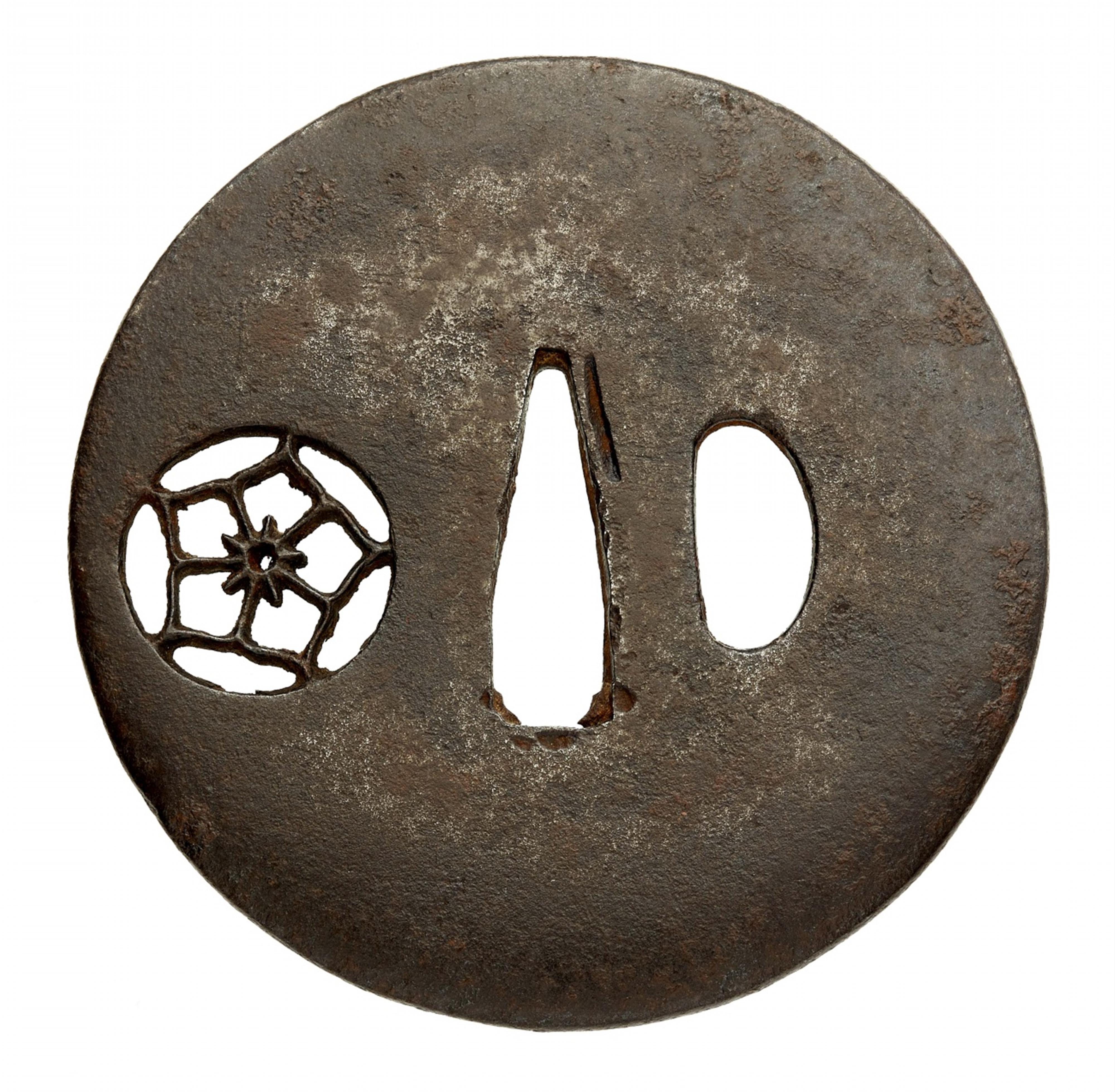 Drei sukashi-tsuba. Eisen. Edo-Zeit, 17. Jh. - image-5