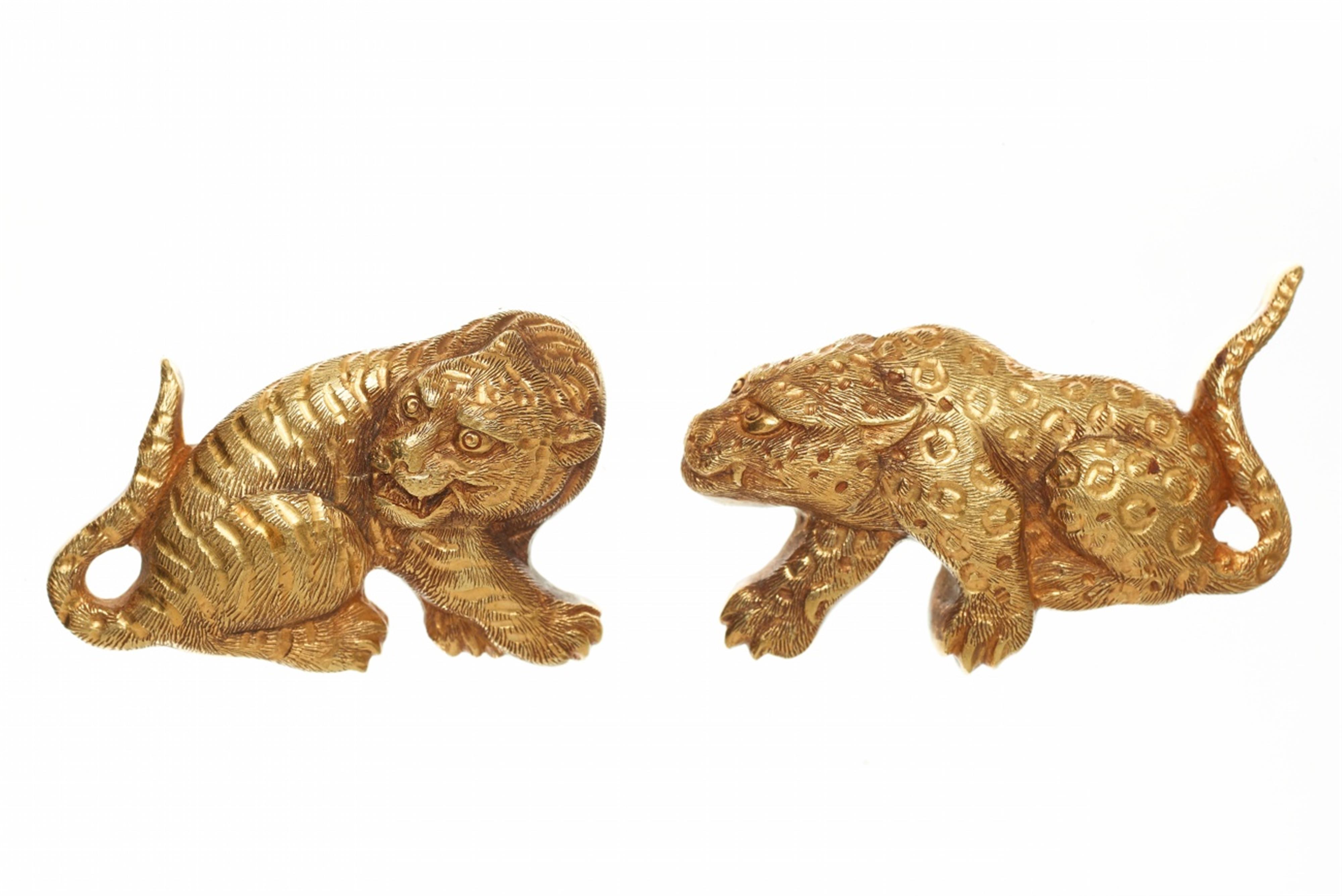 A pair of gold menuki. Edo period, 19th century - image-1