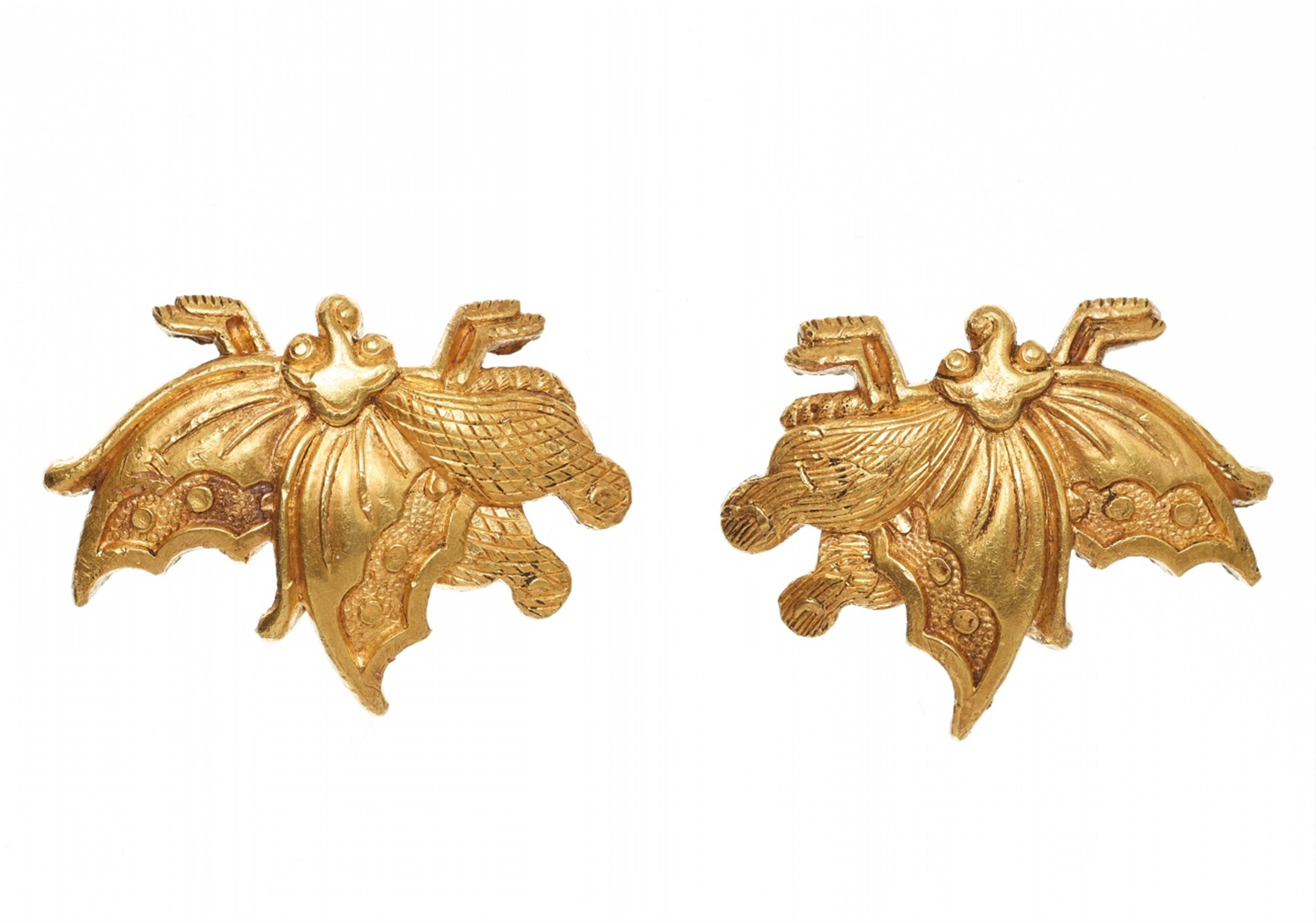 A pair of gold menuki. Edo period, probably 17th century - image-1