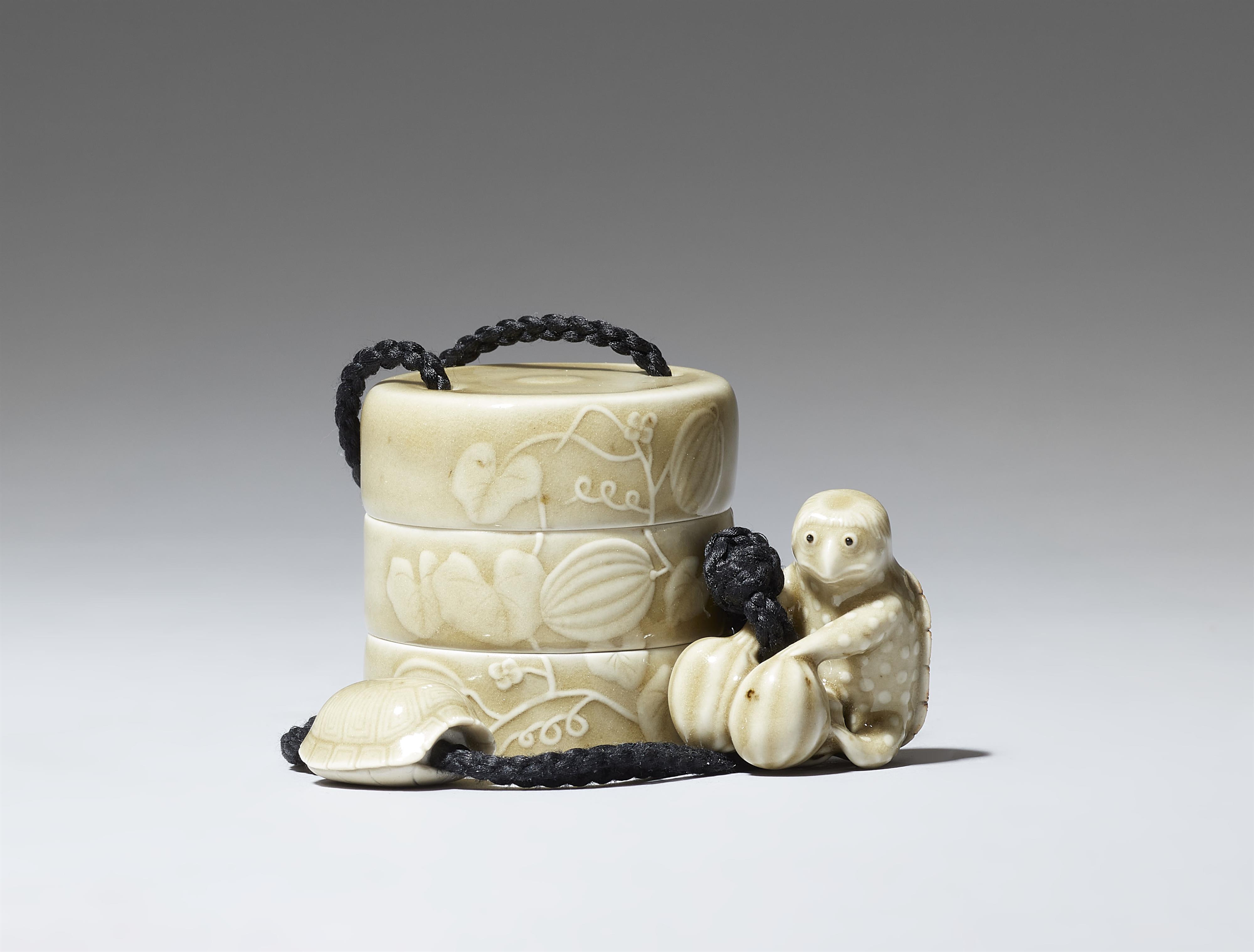 A seladon-glazed porcelain inrô with ojime and netsuke en suite. Dated 1991 - image-2