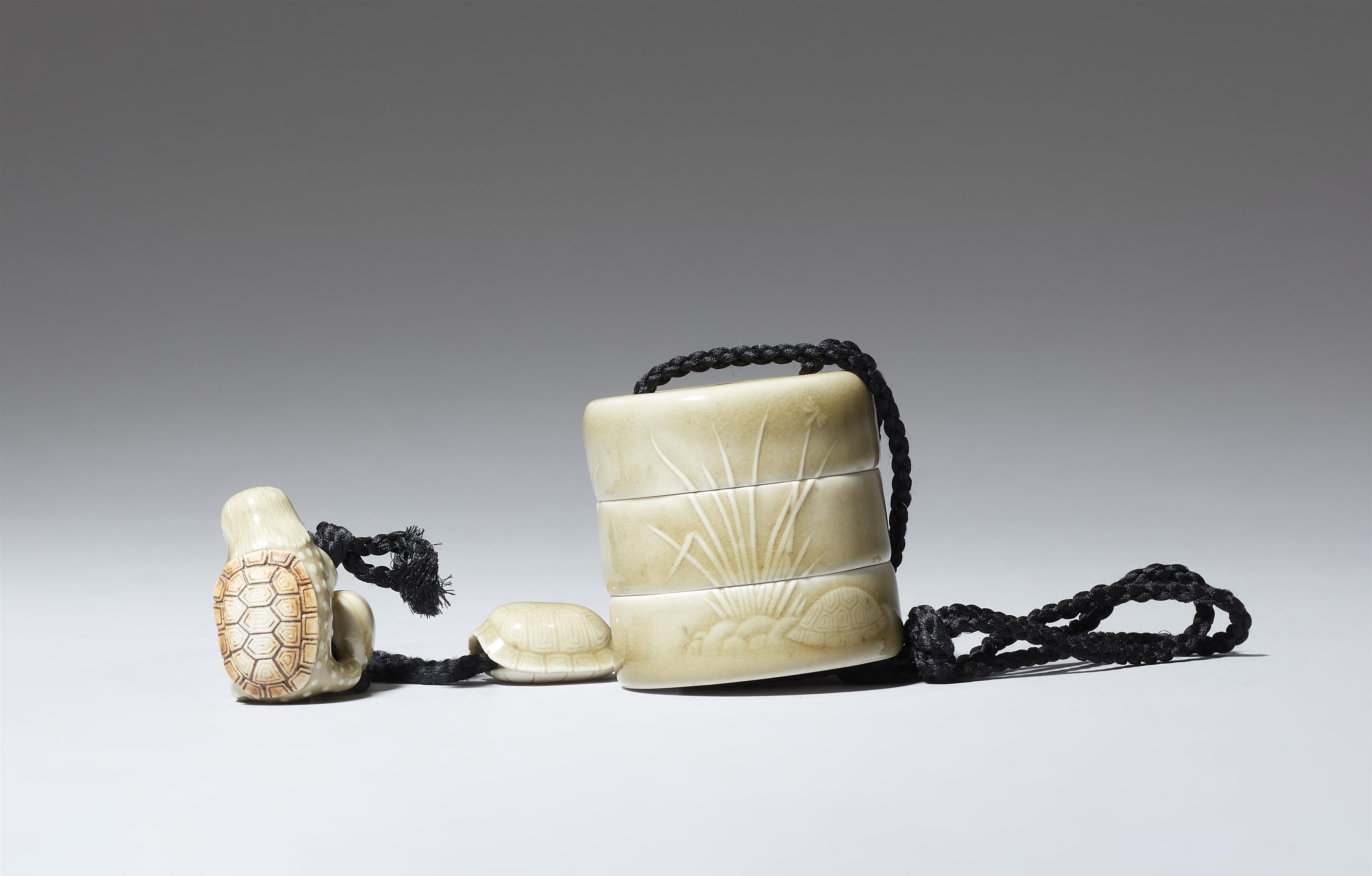 A seladon-glazed porcelain inrô with ojime and netsuke en suite. Dated 1991 - image-4