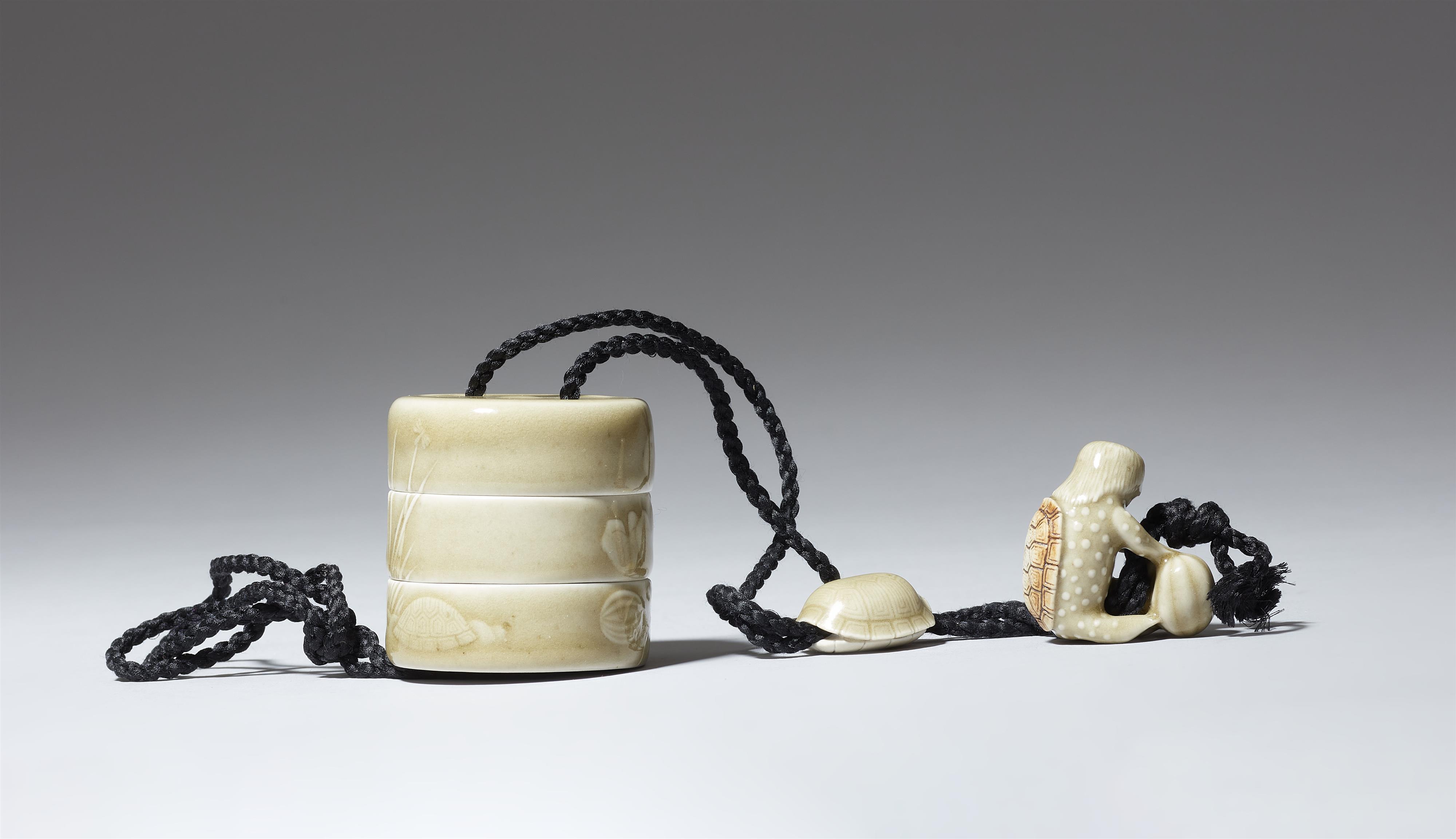 A seladon-glazed porcelain inrô with ojime and netsuke en suite. Dated 1991 - image-5