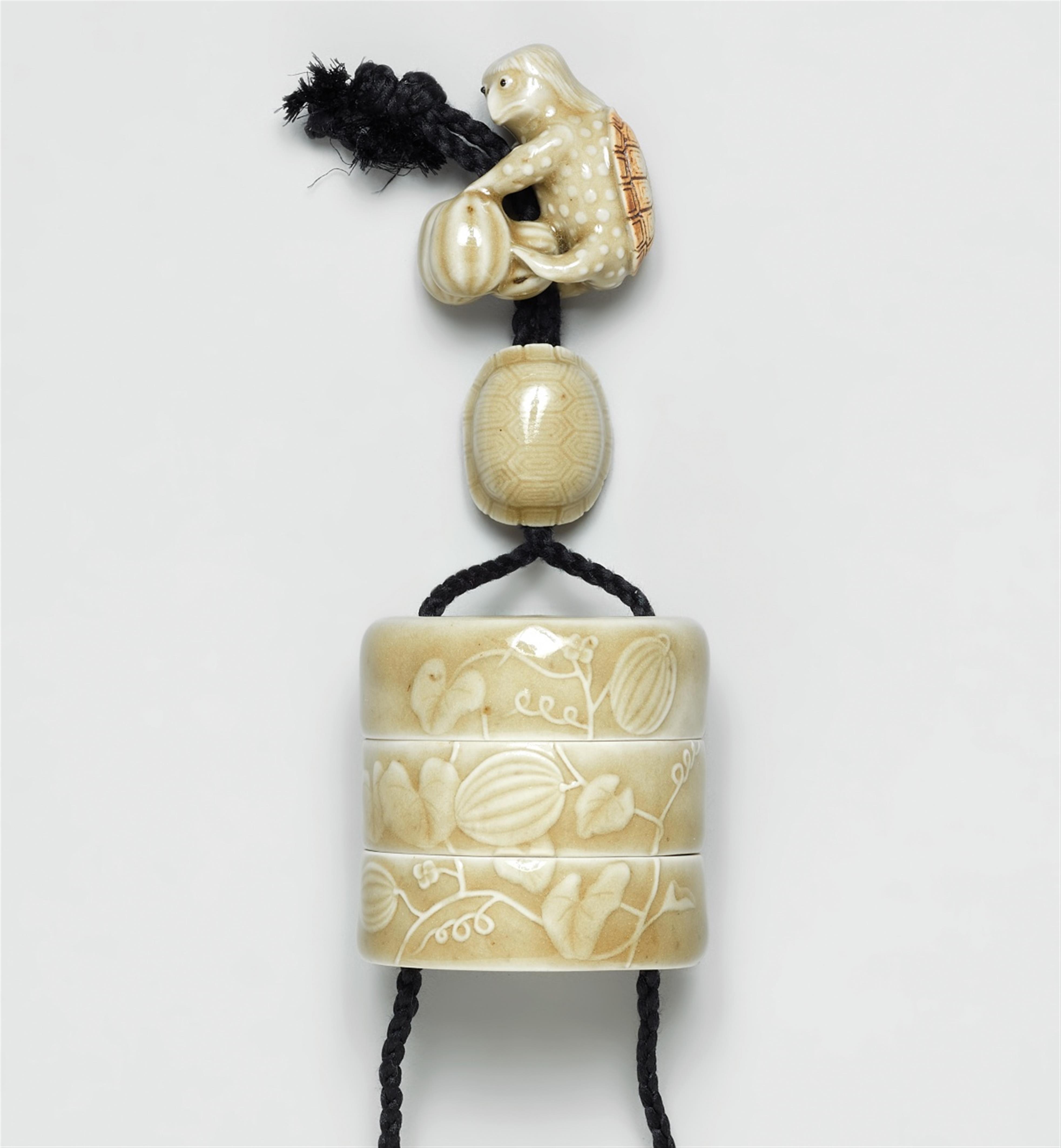 A seladon-glazed porcelain inrô with ojime and netsuke en suite. Dated 1991 - image-1