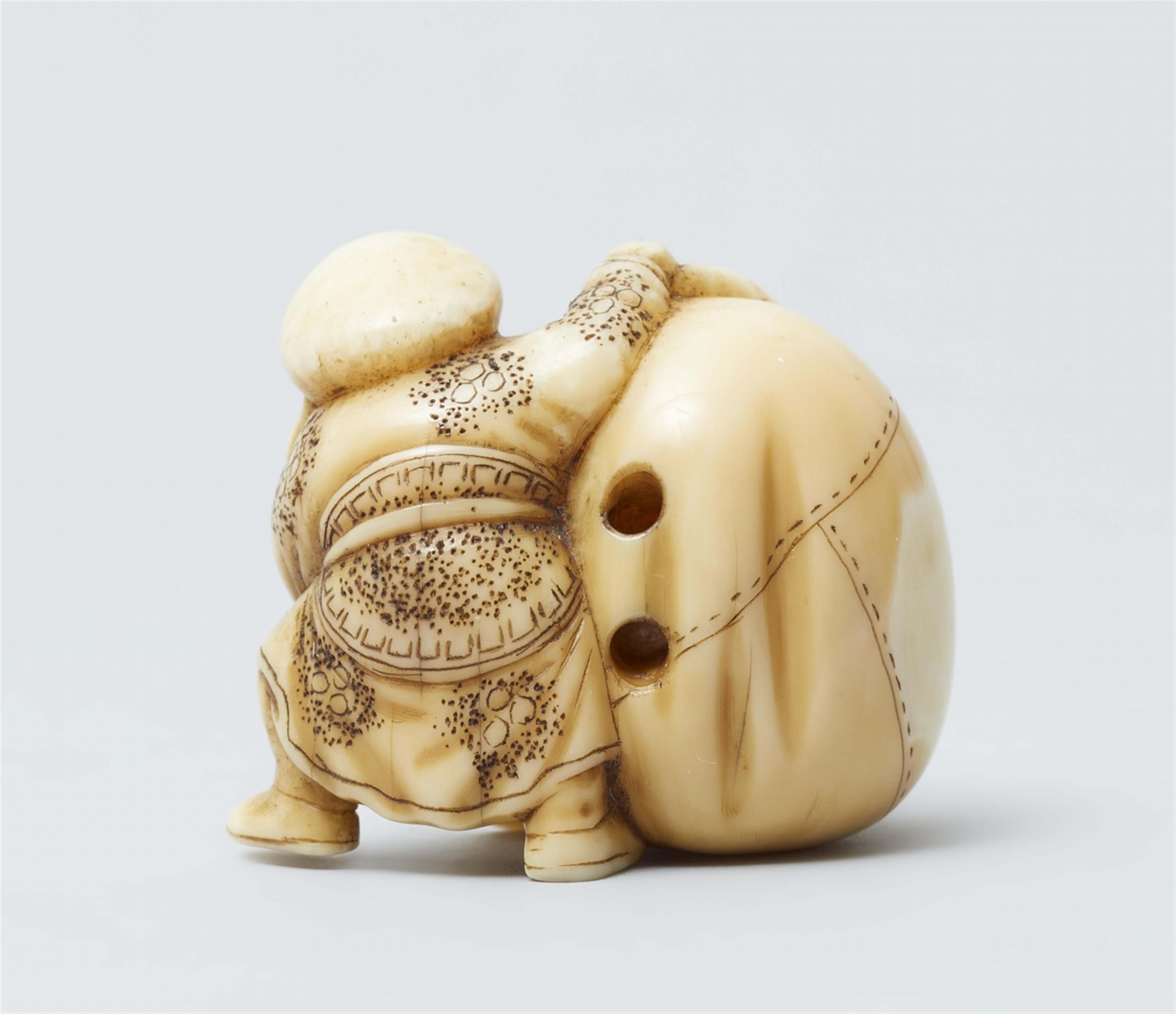 A walrus tusk netsuke of Daikoku with a bag. 19th century - image-3