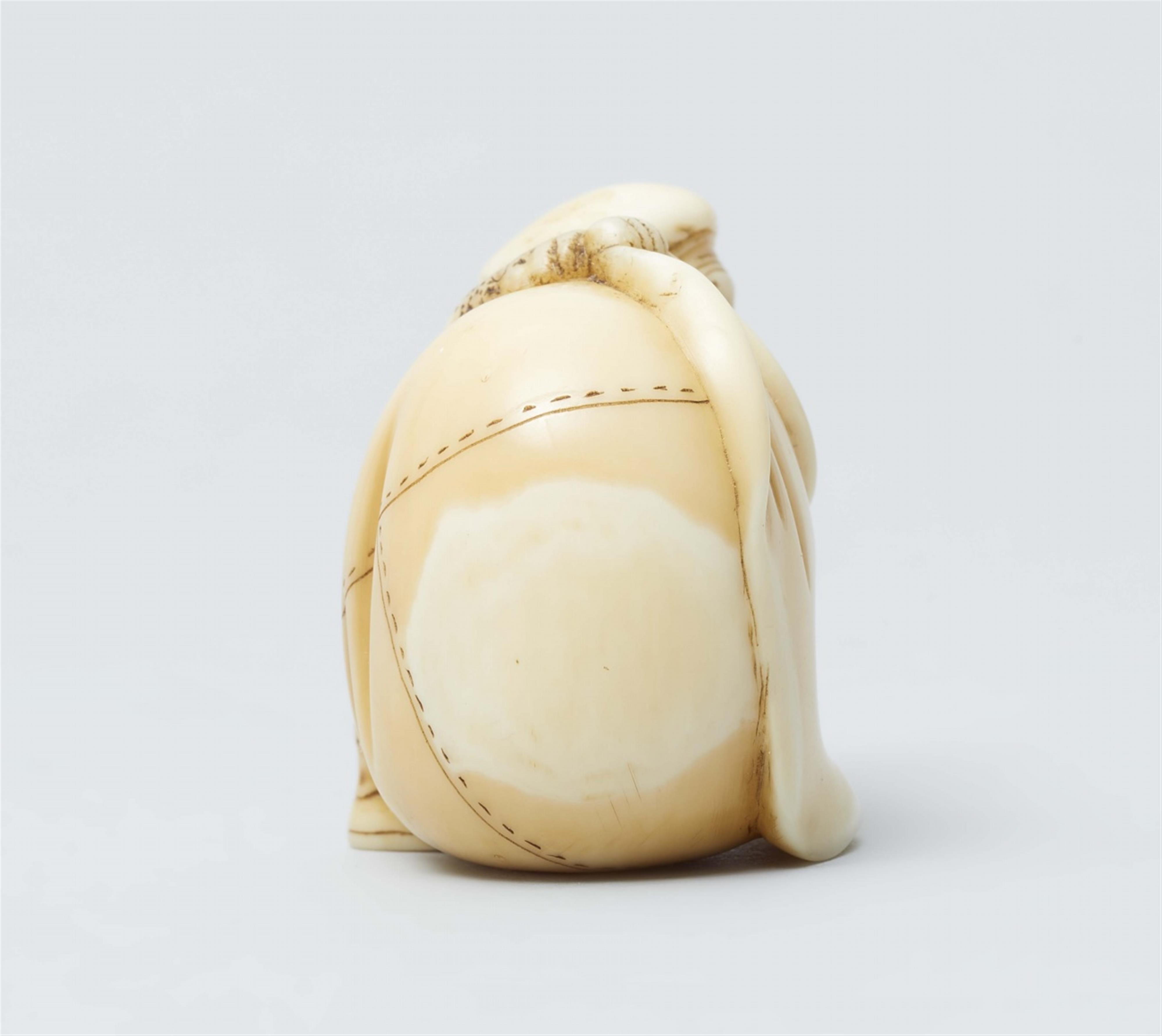 A walrus tusk netsuke of Daikoku with a bag. 19th century - image-4