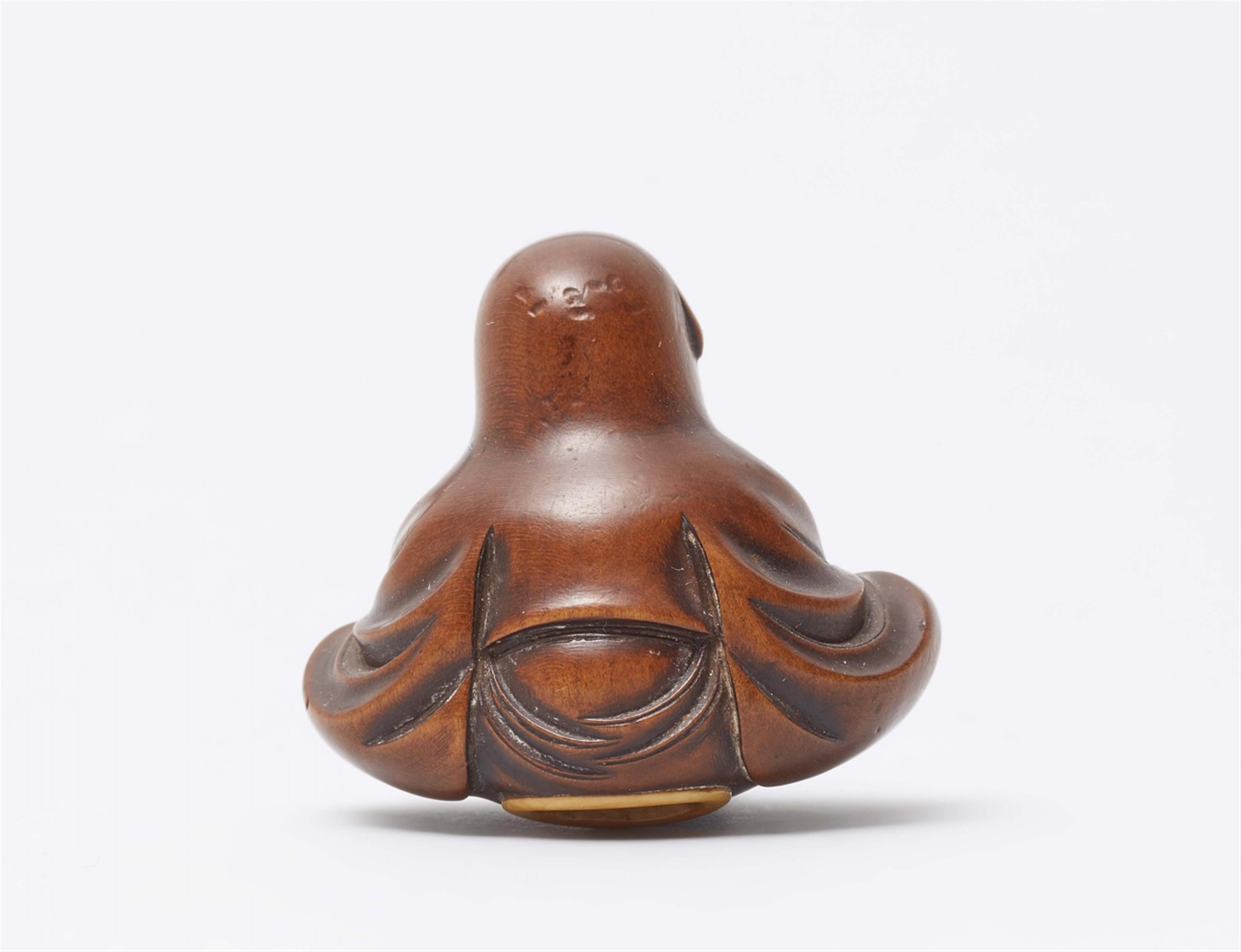 A wood netsuke of Daruma. Mid-19th century - image-3