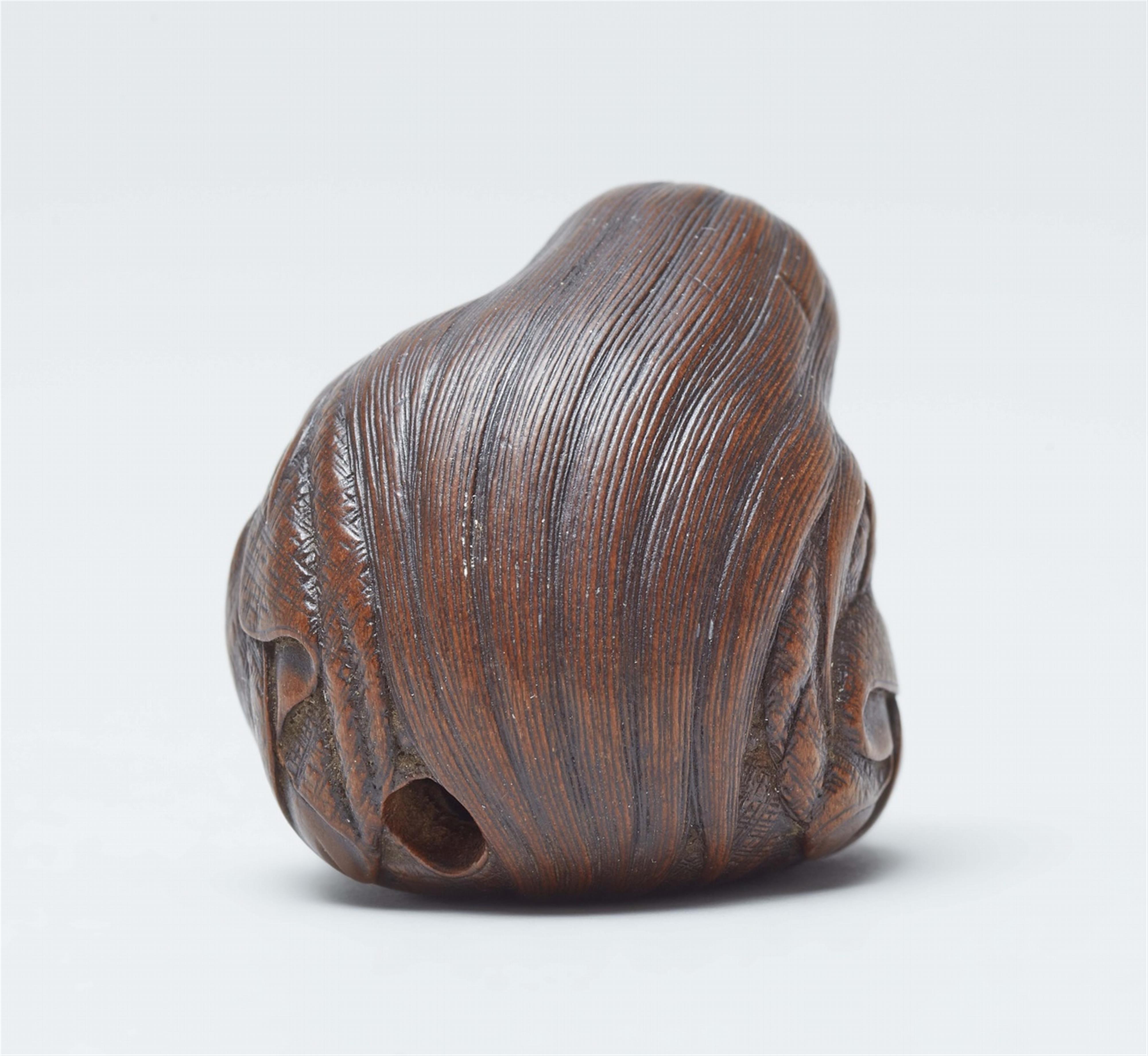 A boxwood netsuke of a sleeping Shojo. First half 19th century - image-3