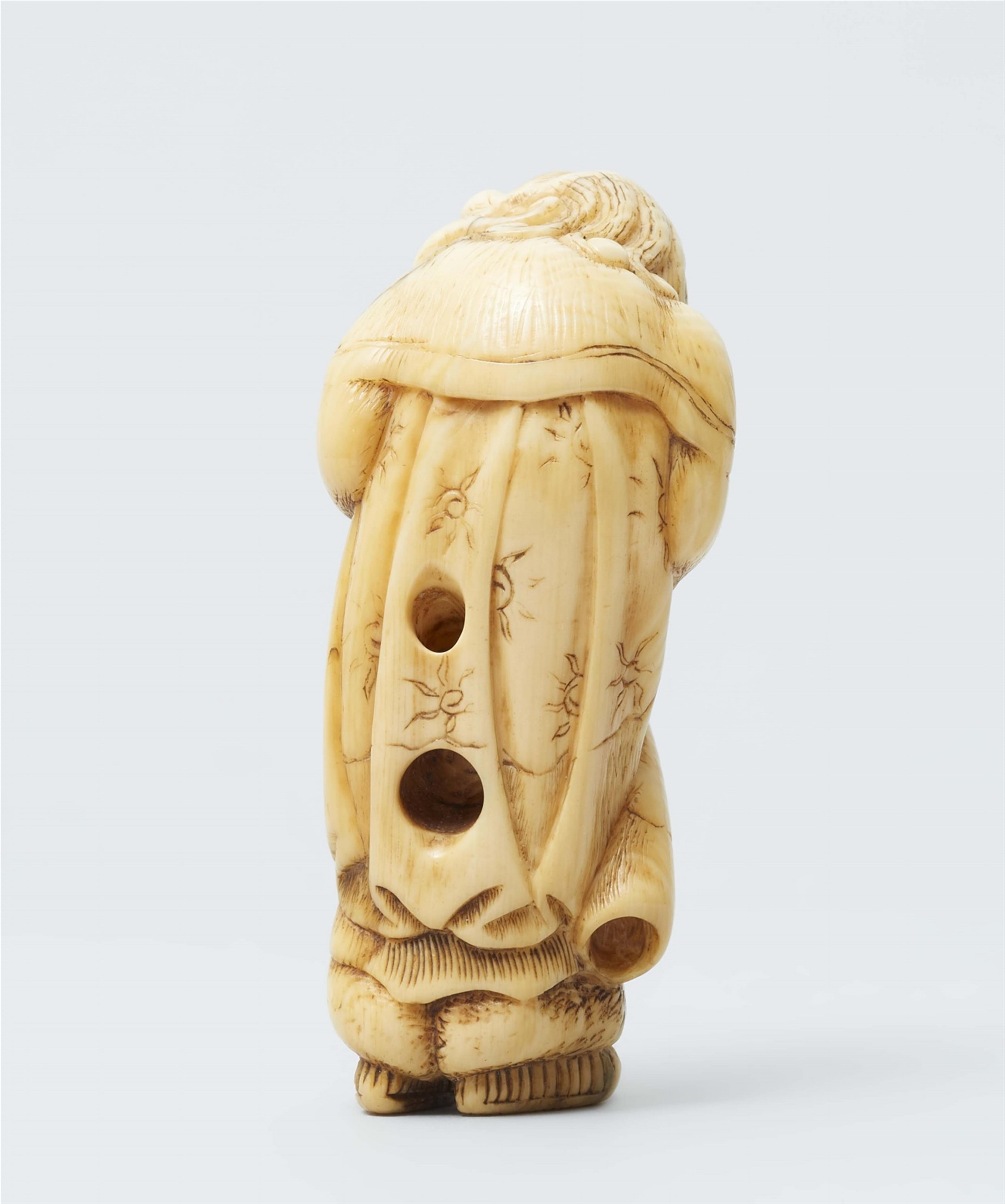 An ivory netsuke of a foreigner with a shawm. Early 19th century - image-3