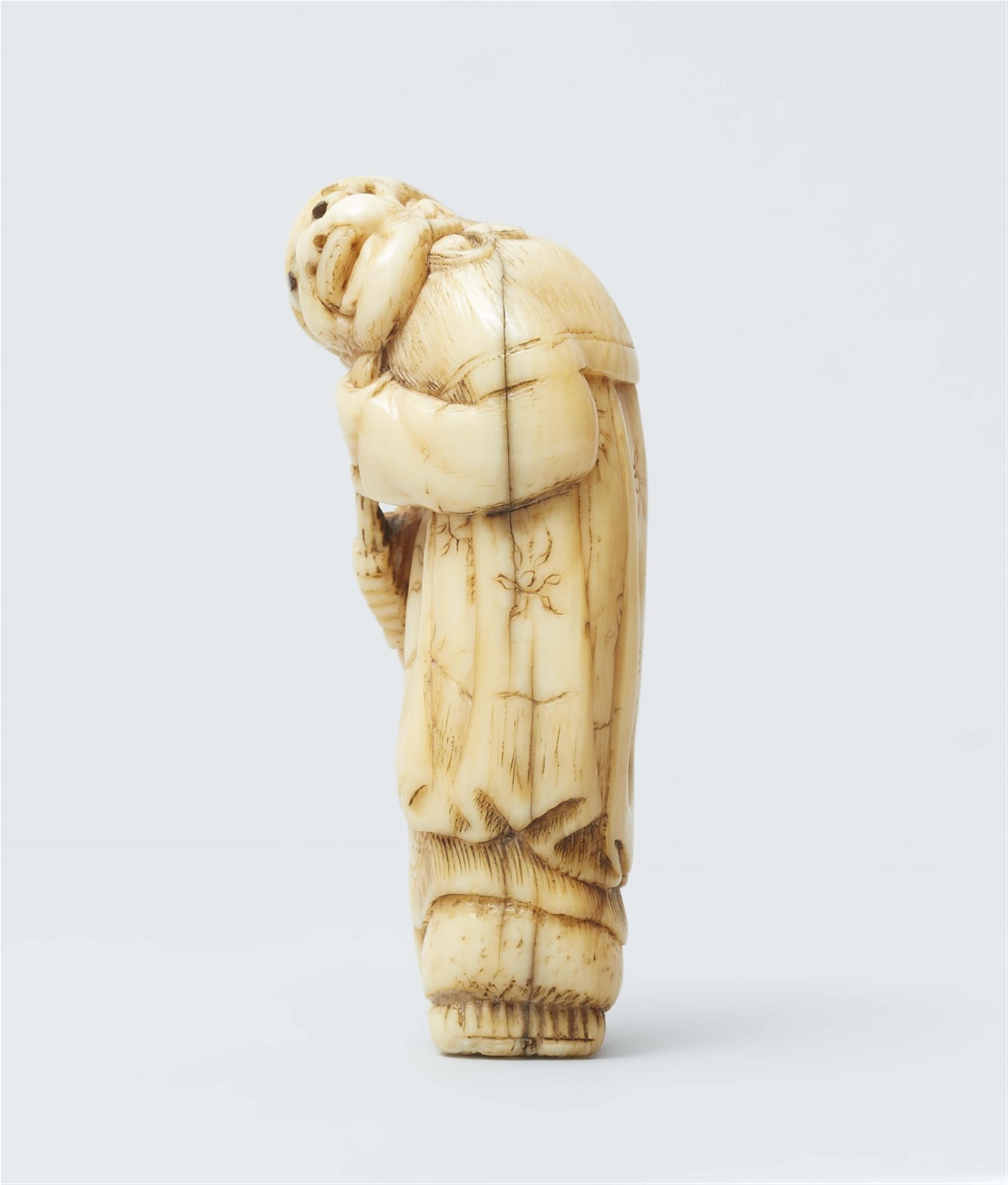 An ivory netsuke of a foreigner with a shawm. Early 19th century - image-4