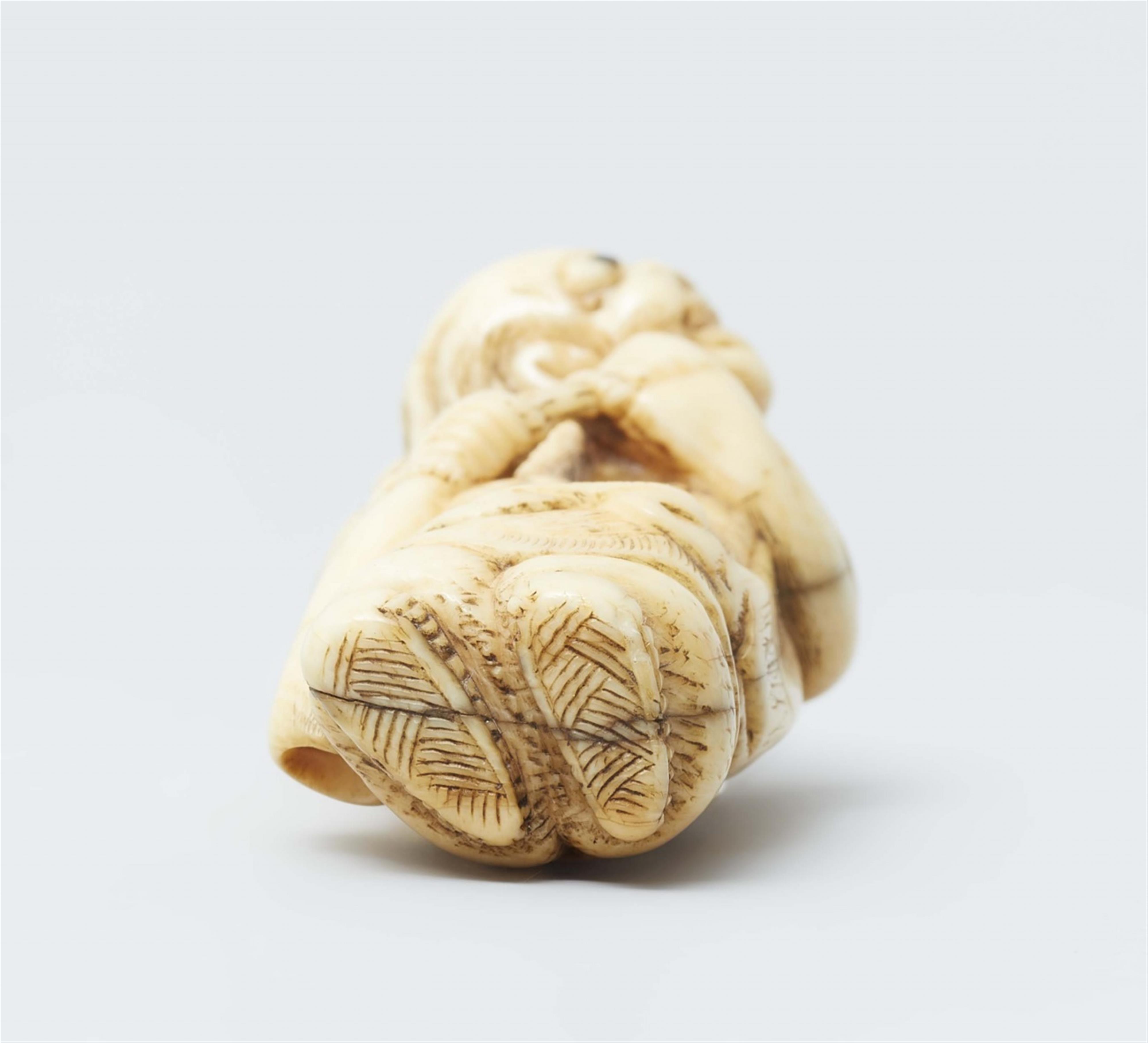 An ivory netsuke of a foreigner with a shawm. Early 19th century - image-5