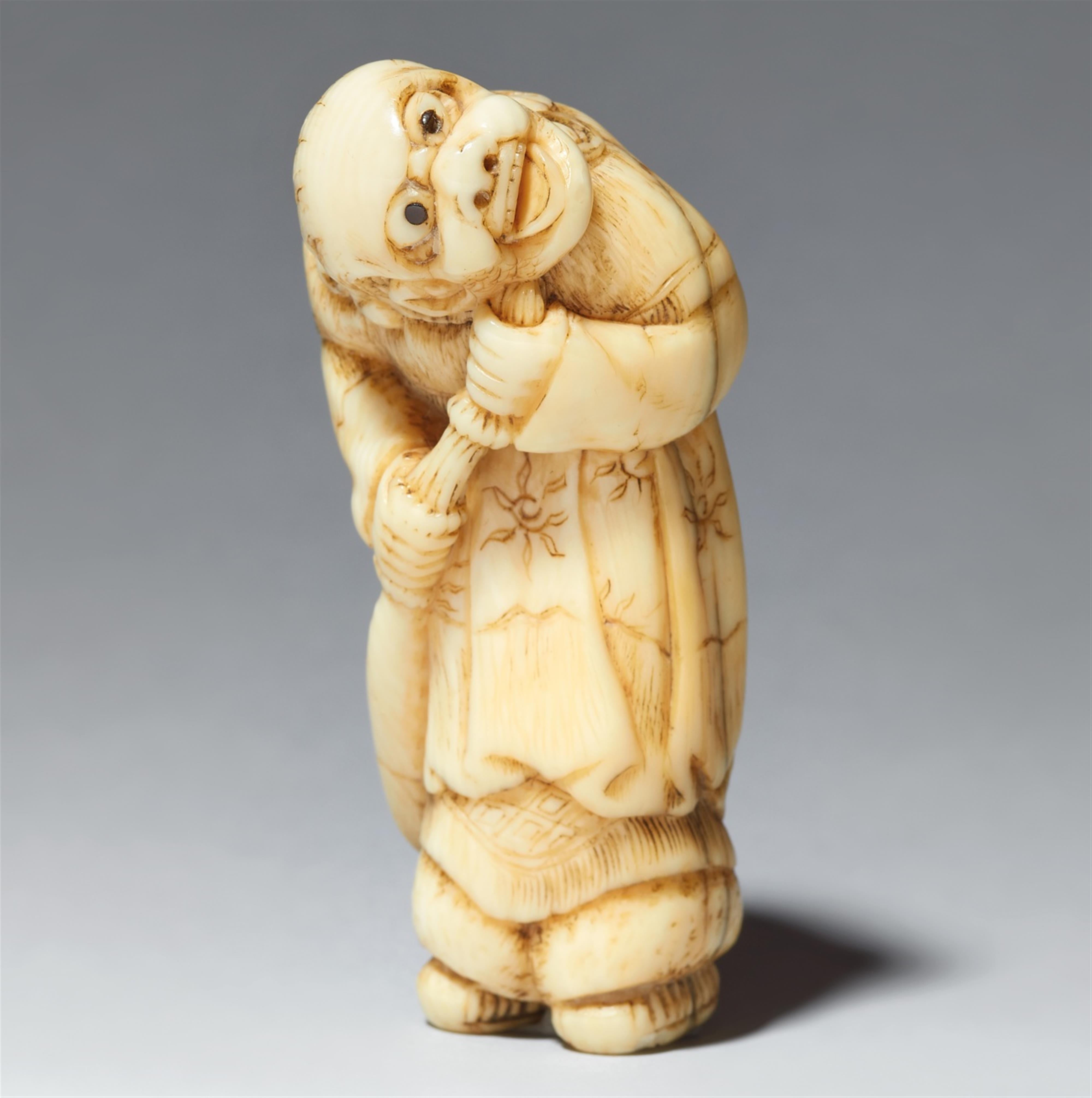 An ivory netsuke of a foreigner with a shawm. Early 19th century - image-1