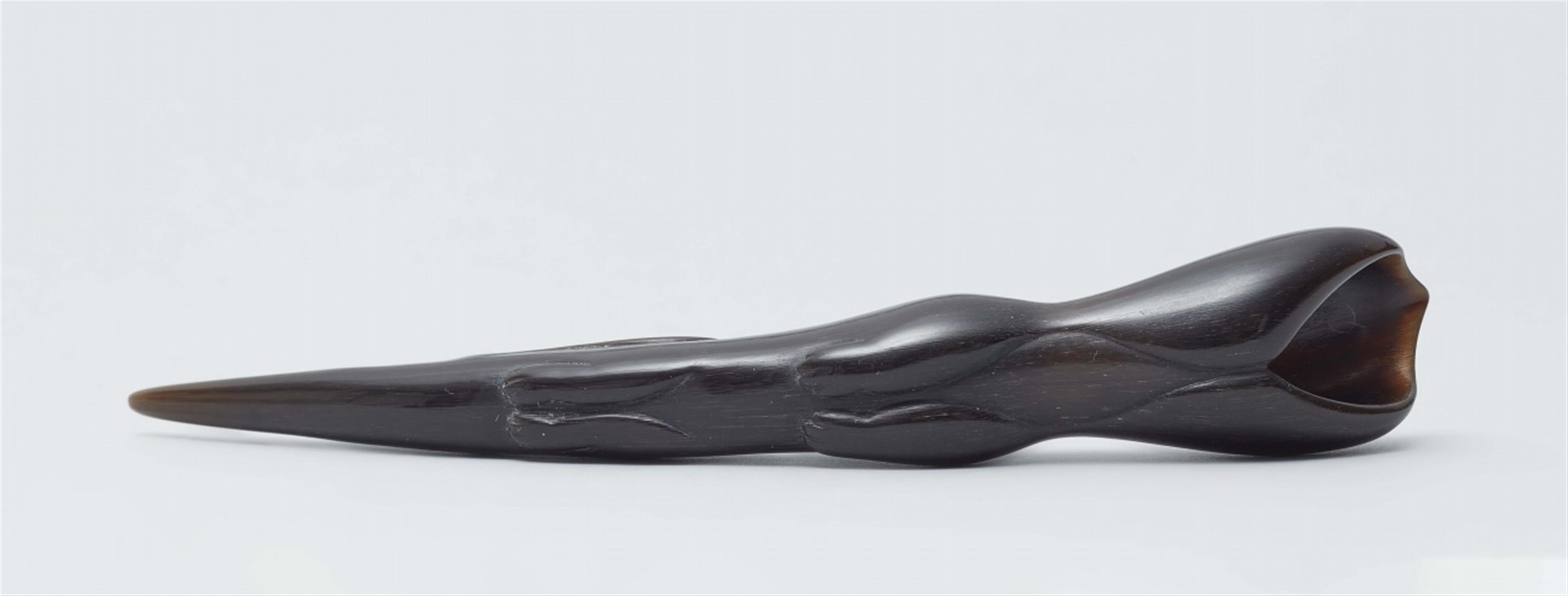 A dark antelope horn netsuke of a hare. Late 20th century - image-6