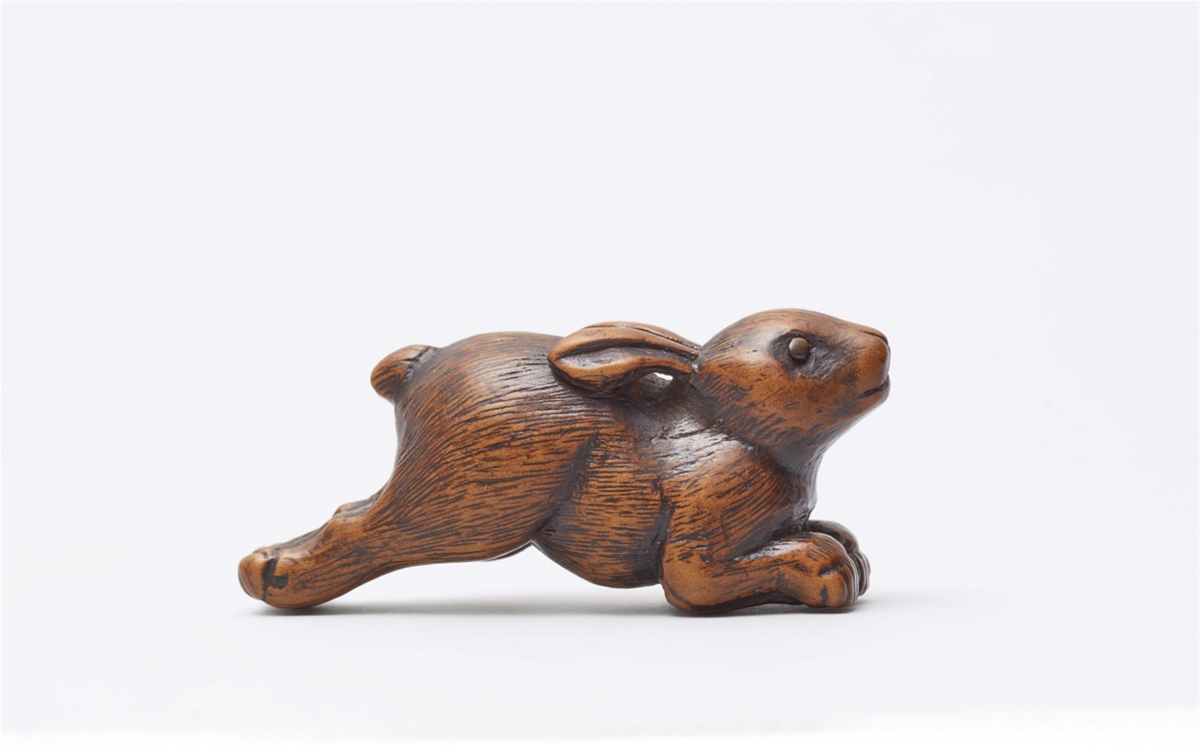 A boxwood netsuke of a leaping hare. Early 19th century - image-3