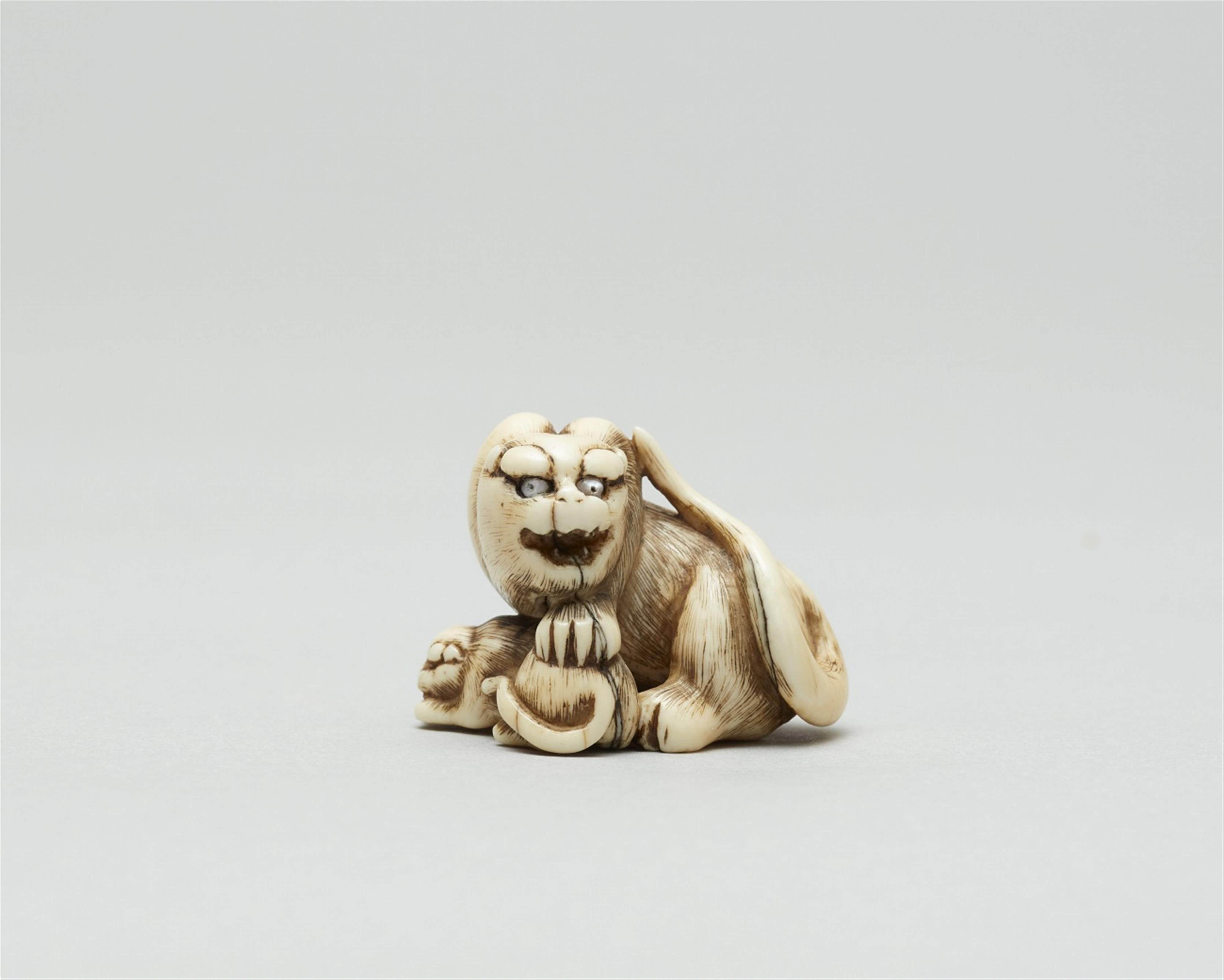 An ivory netsuke of a tiger with young. Mid-19th century - image-2