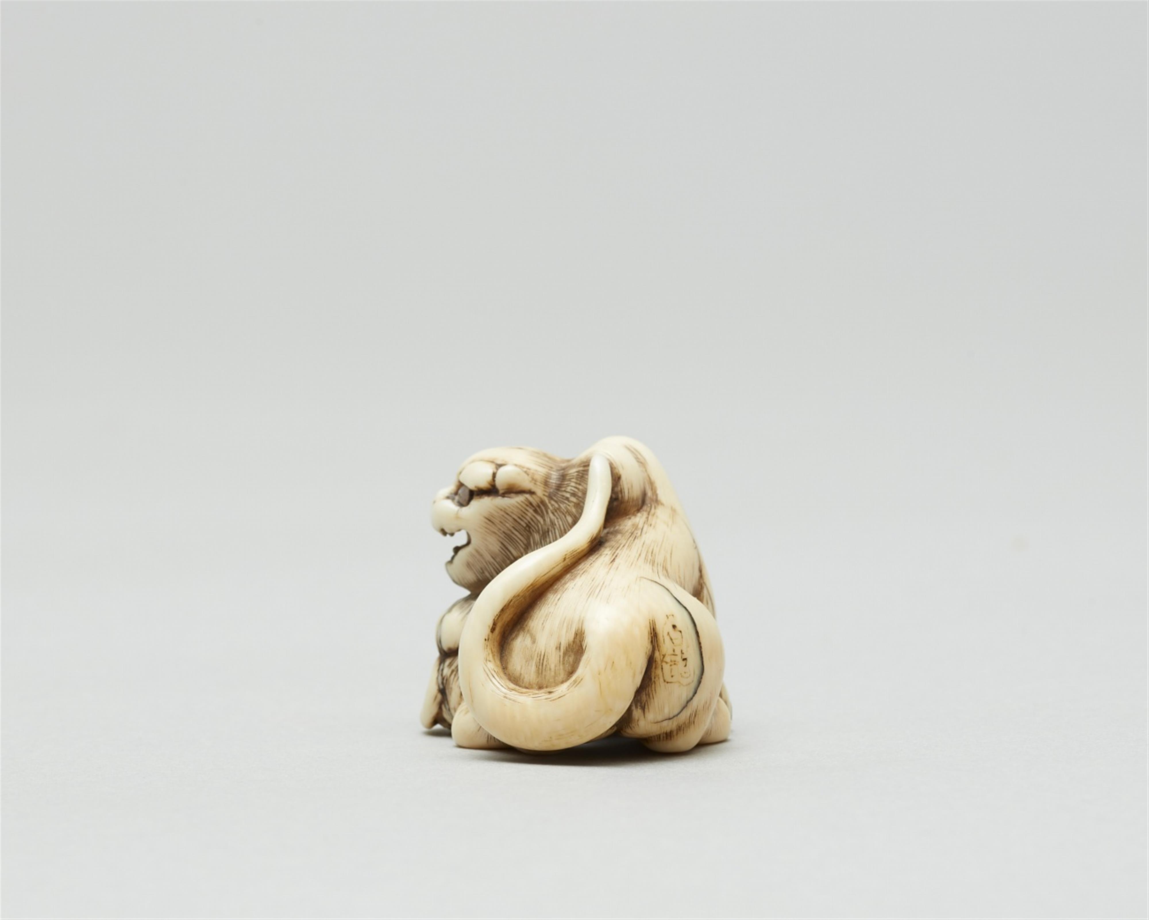 An ivory netsuke of a tiger with young. Mid-19th century - image-3