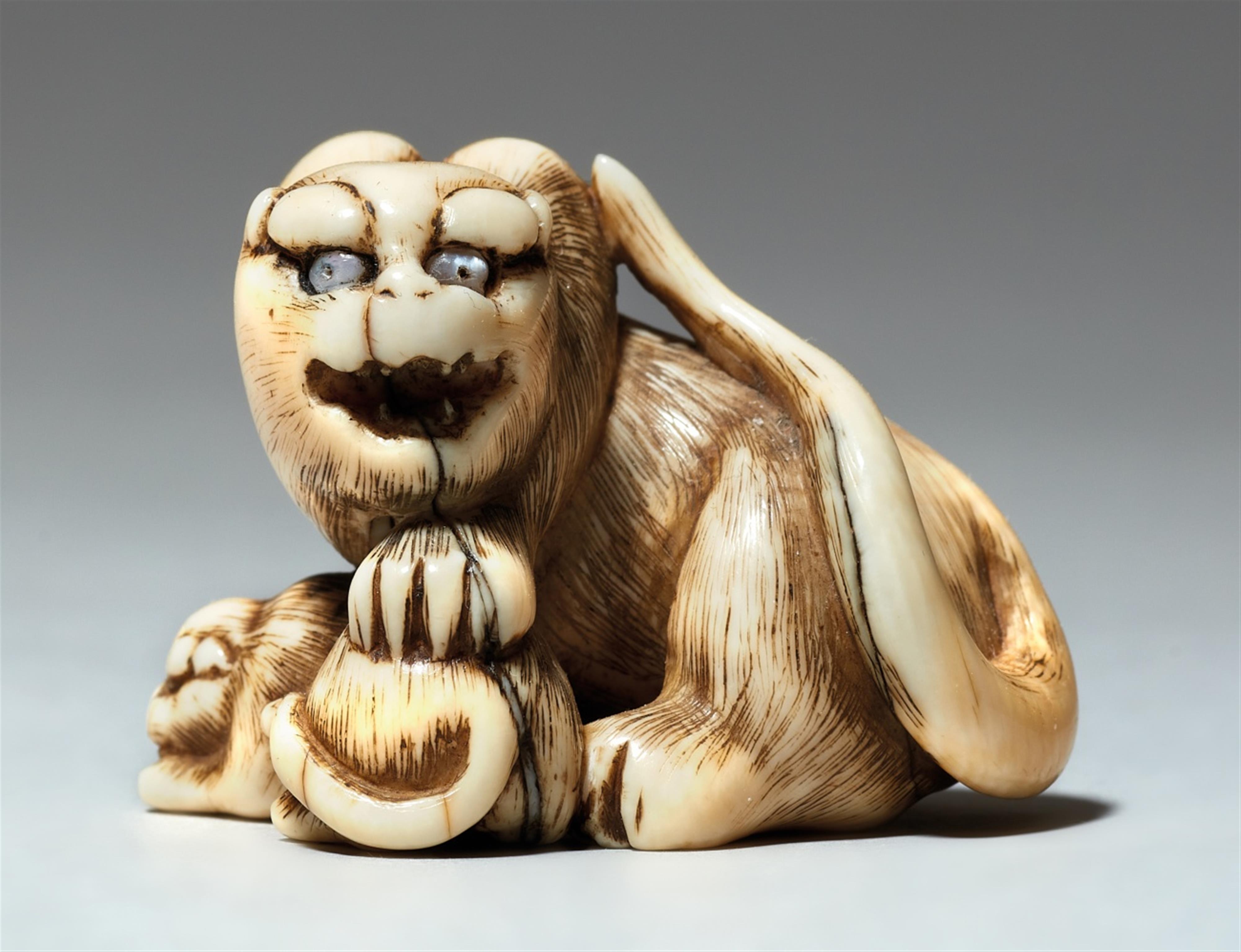 An ivory netsuke of a tiger with young. Mid-19th century - image-1