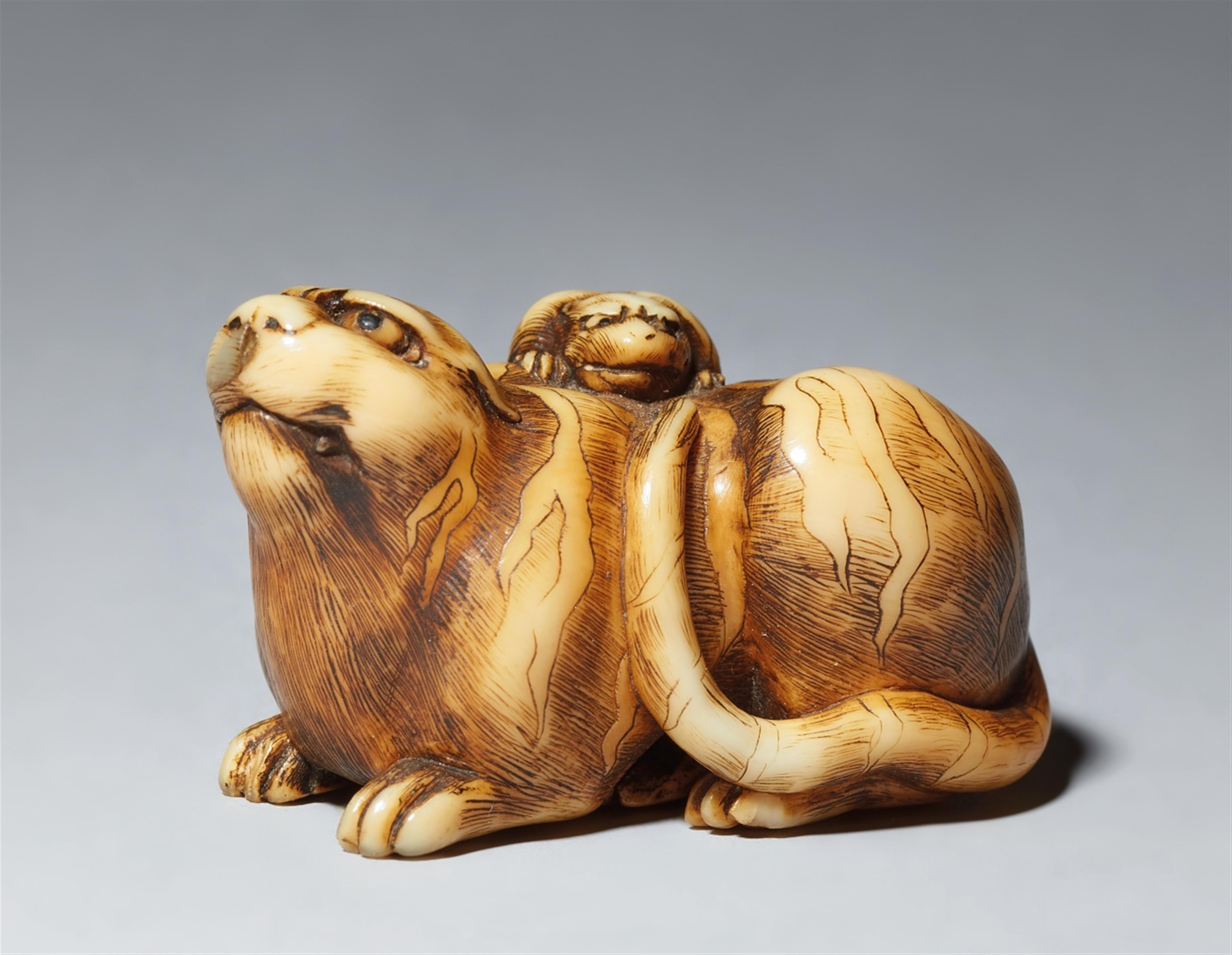 An ivory netsuke of a tiger with young. 19th century - image-1