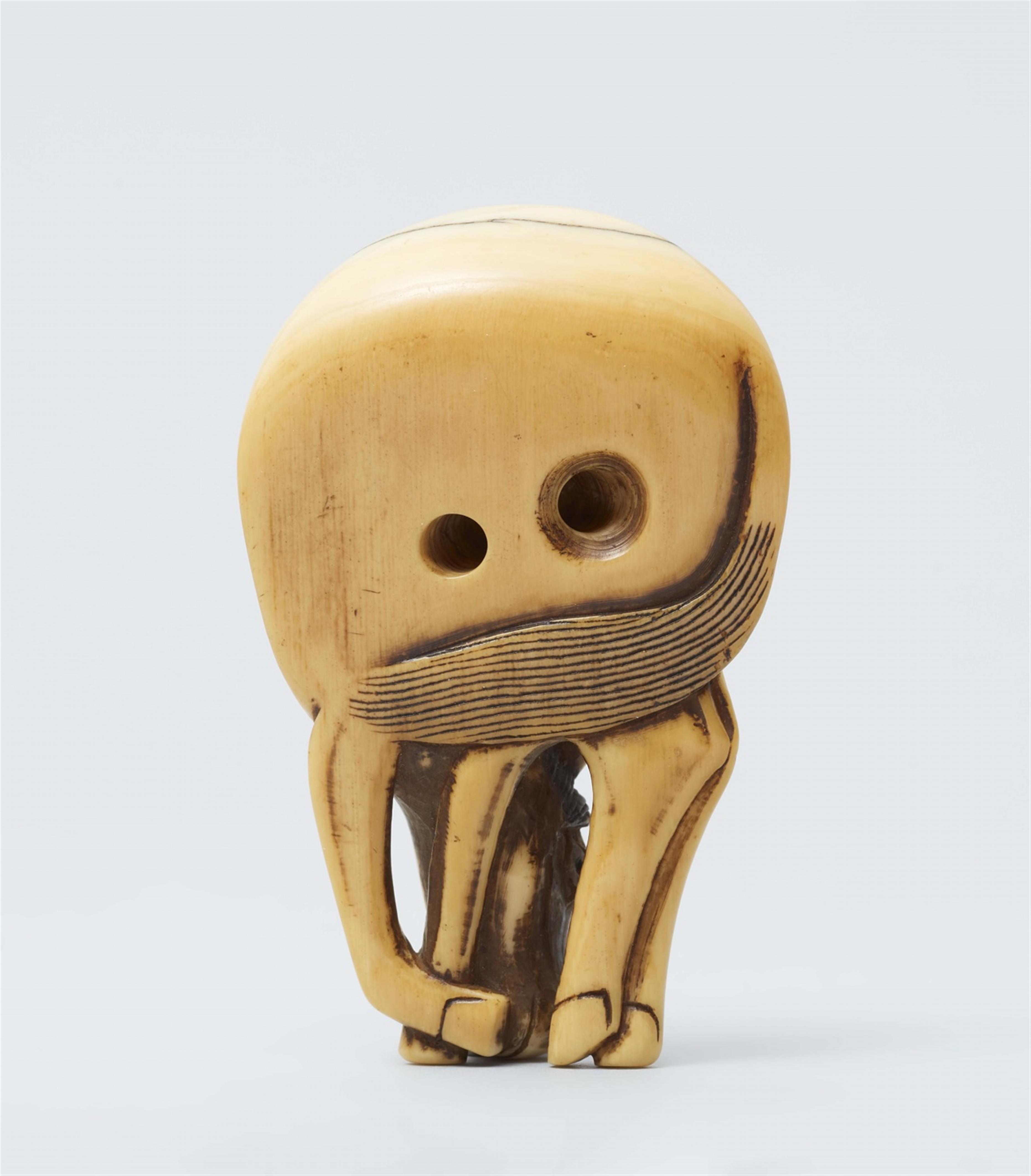 An ivory netsuke of a grazing horse. First half 19th century - image-3