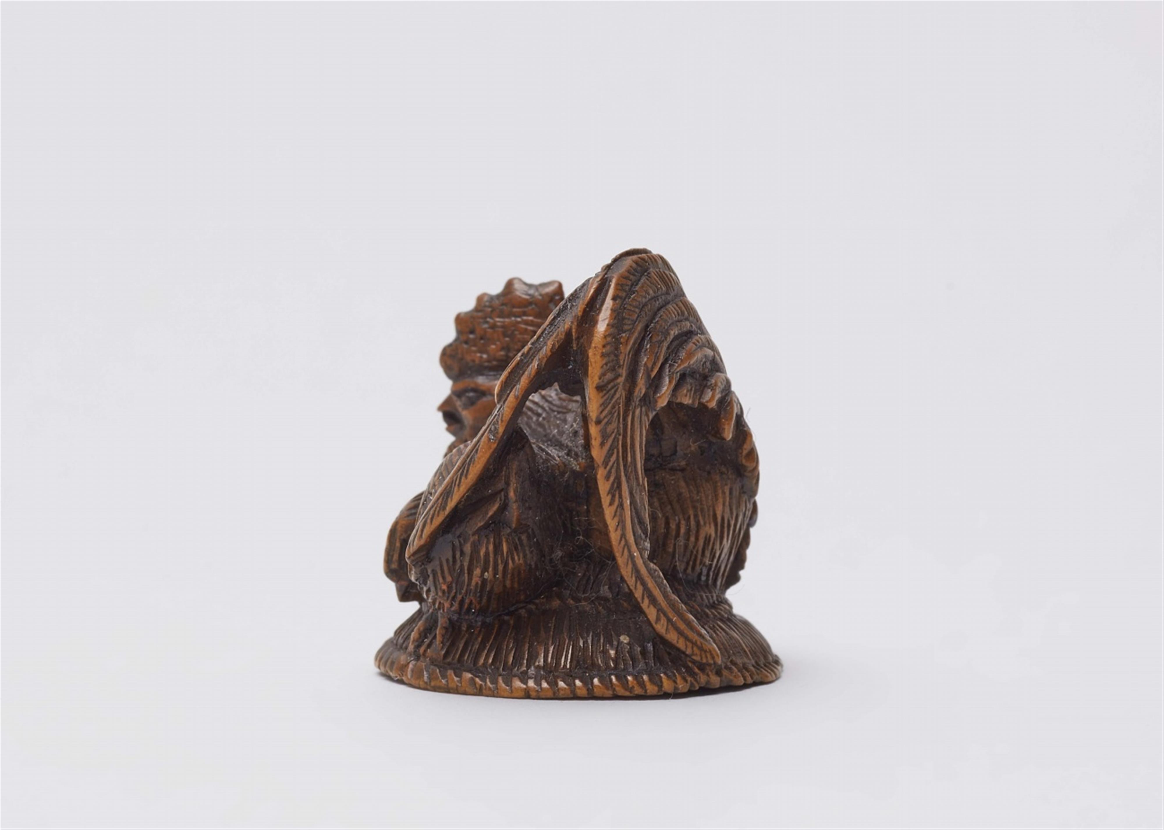 A boxwood netsuke of a cockerel and chicken. Mid-19th century - image-4