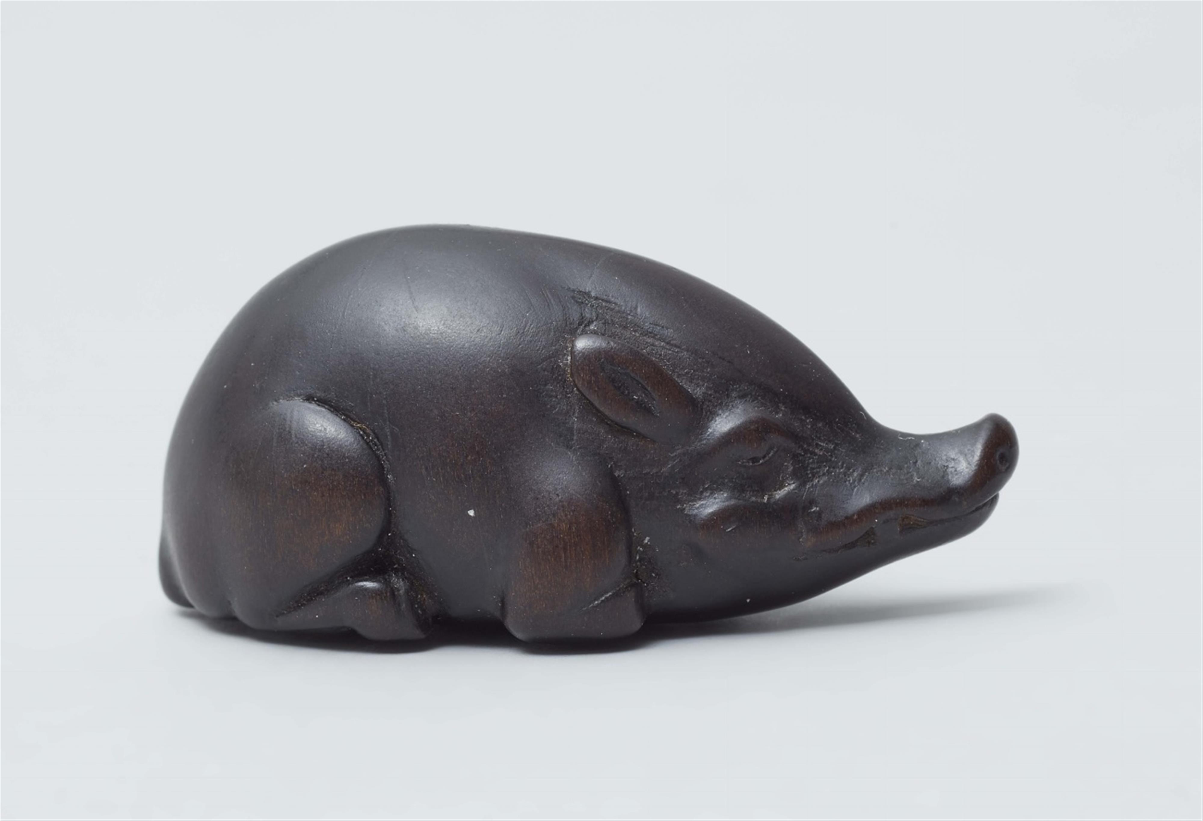 A wood netsuke of a boar and young. Mid-19th century - image-3