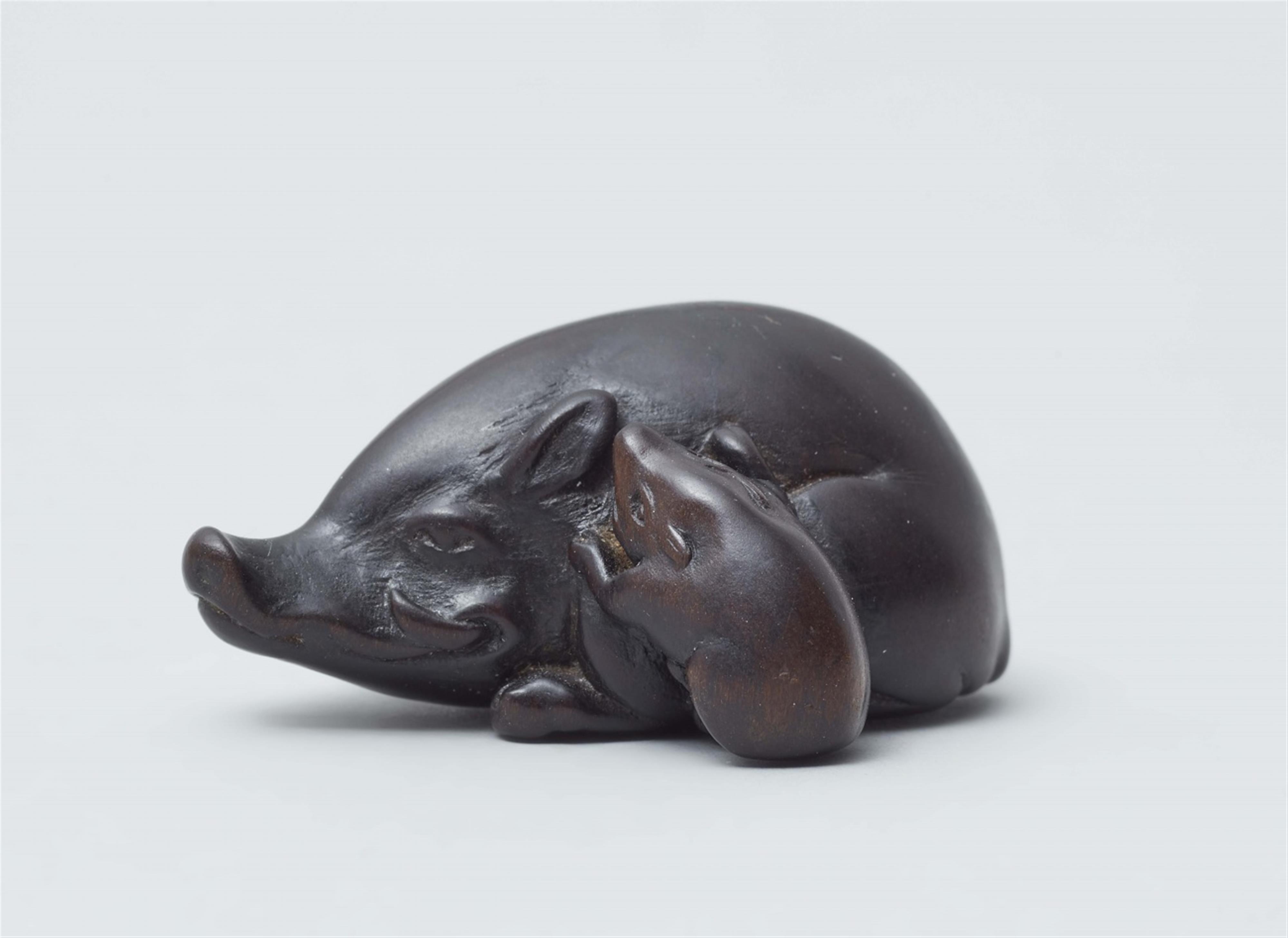 A wood netsuke of a boar and young. Mid-19th century - image-5