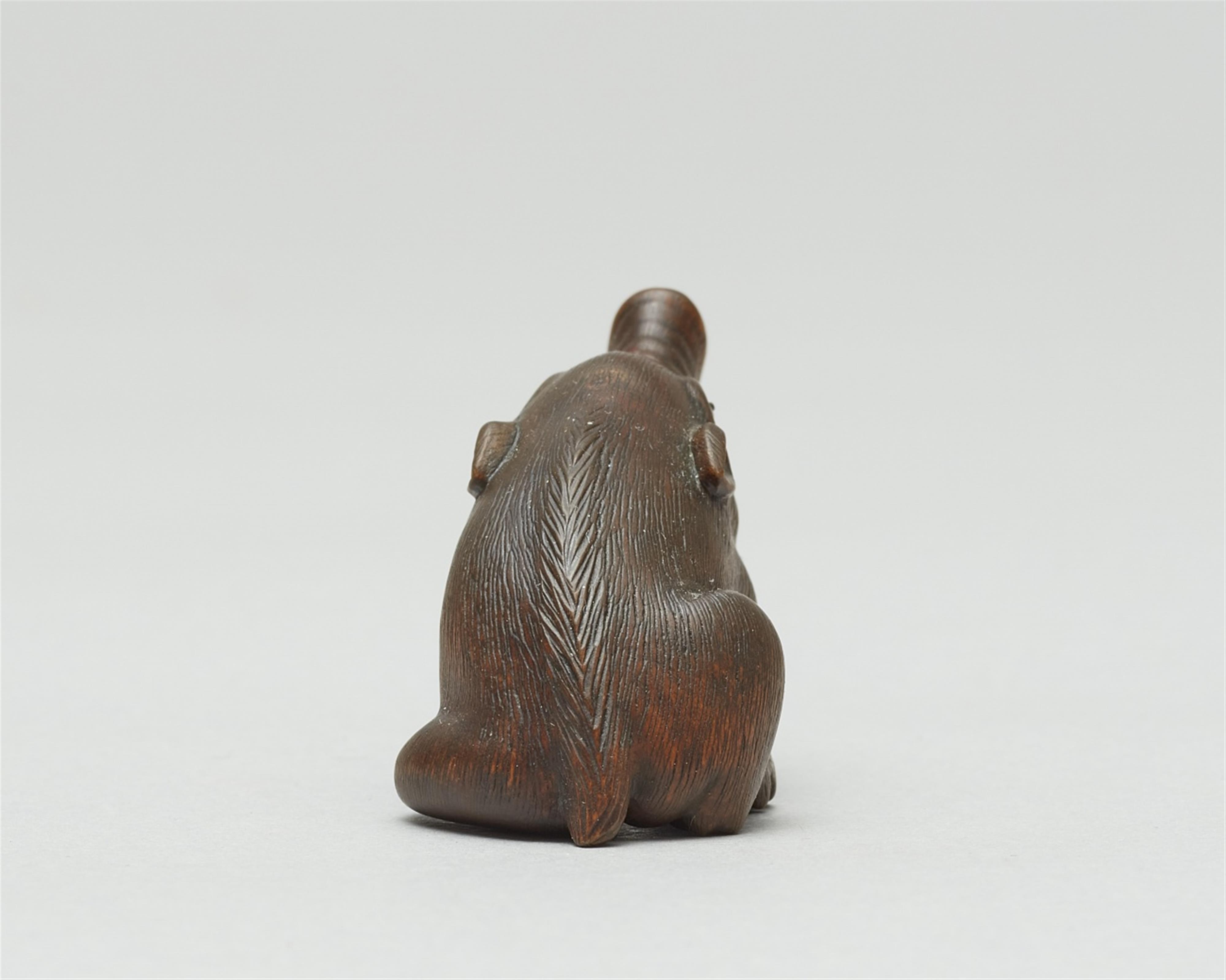 A boxwood netsuke of a boar. Early 20th century - image-3