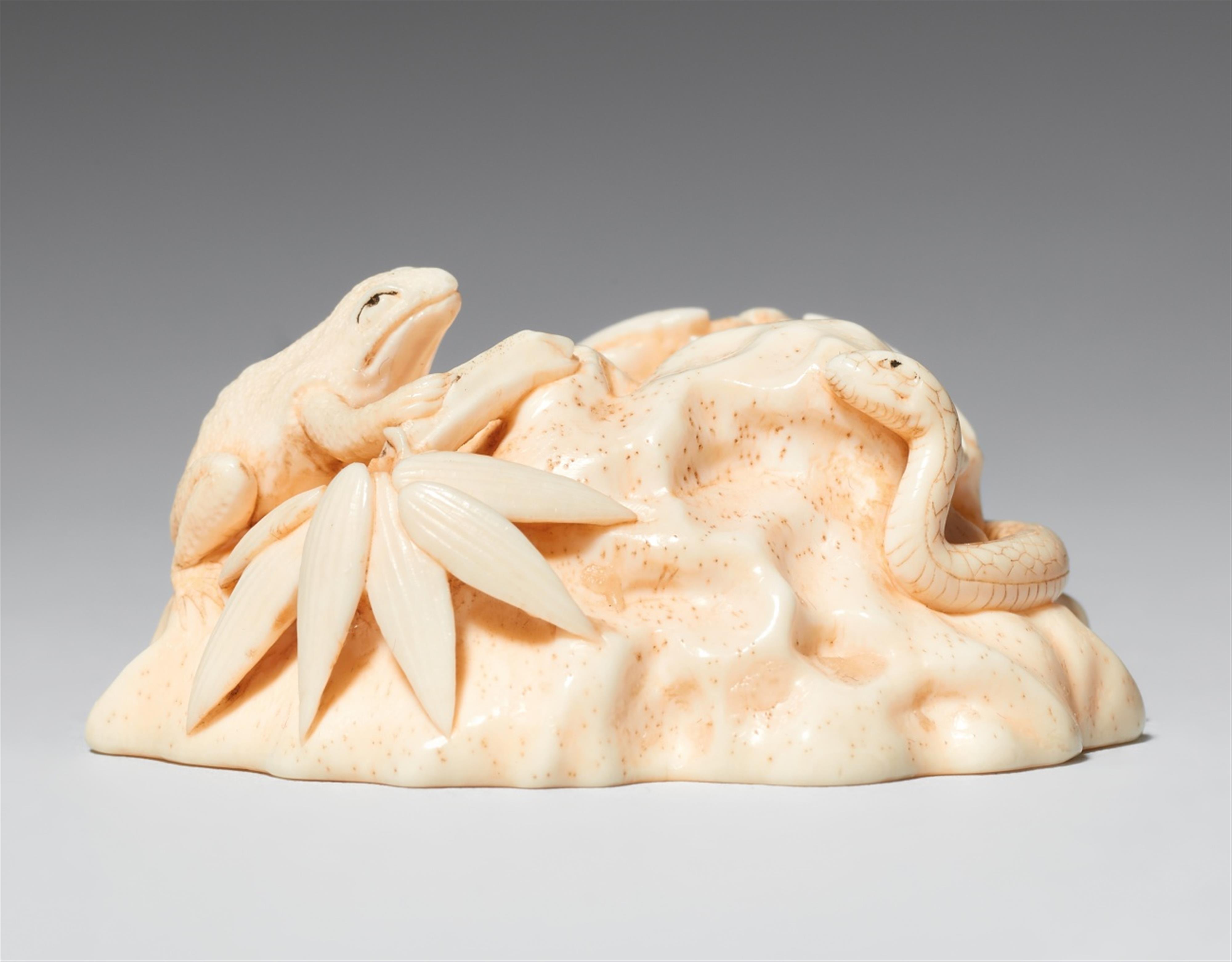 An ivory netsuke of sansukumi. Late 19th century - image-1