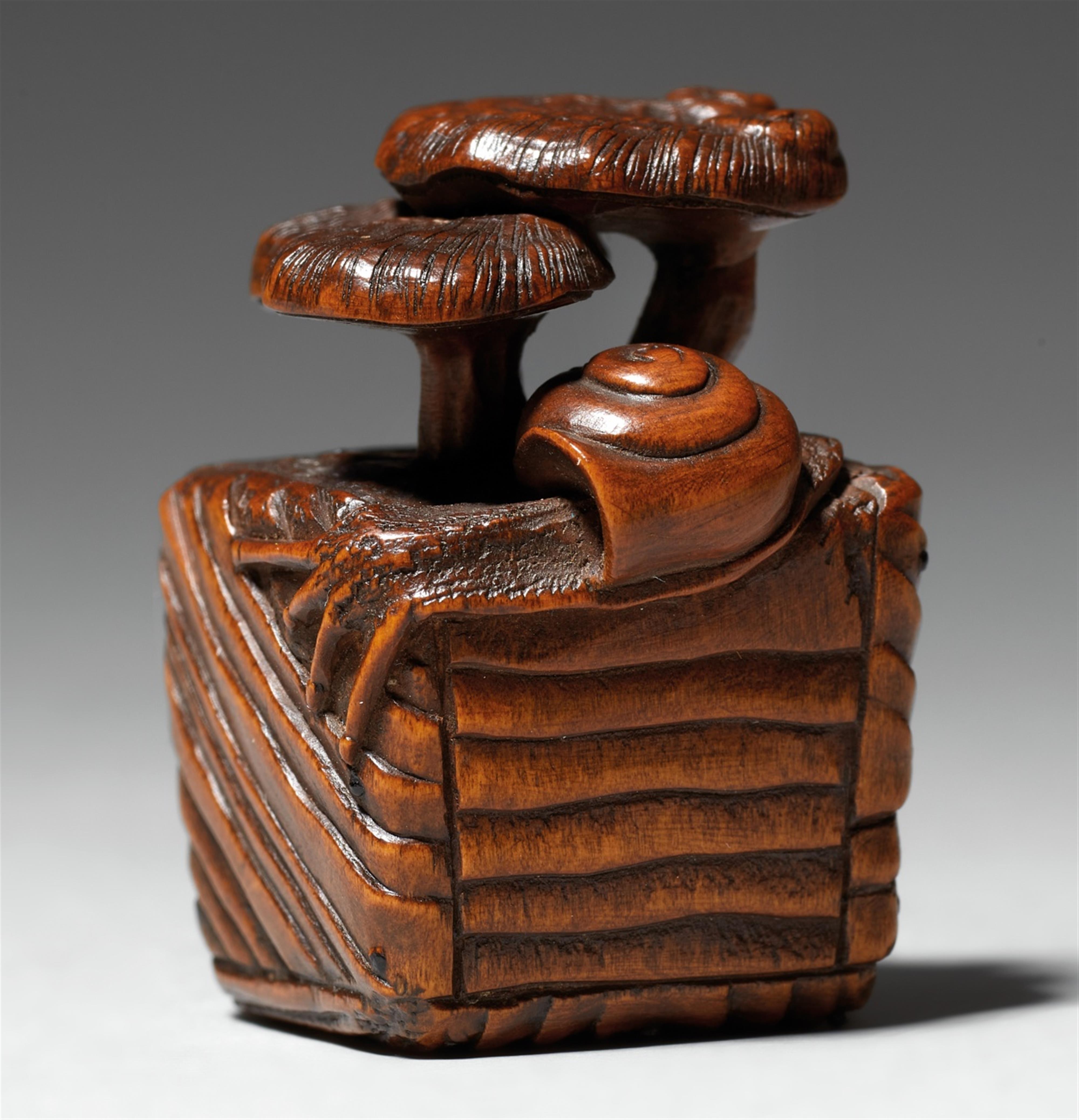 A boxwood netsuke of reishi in a well bucket. Second half 19th century - image-1