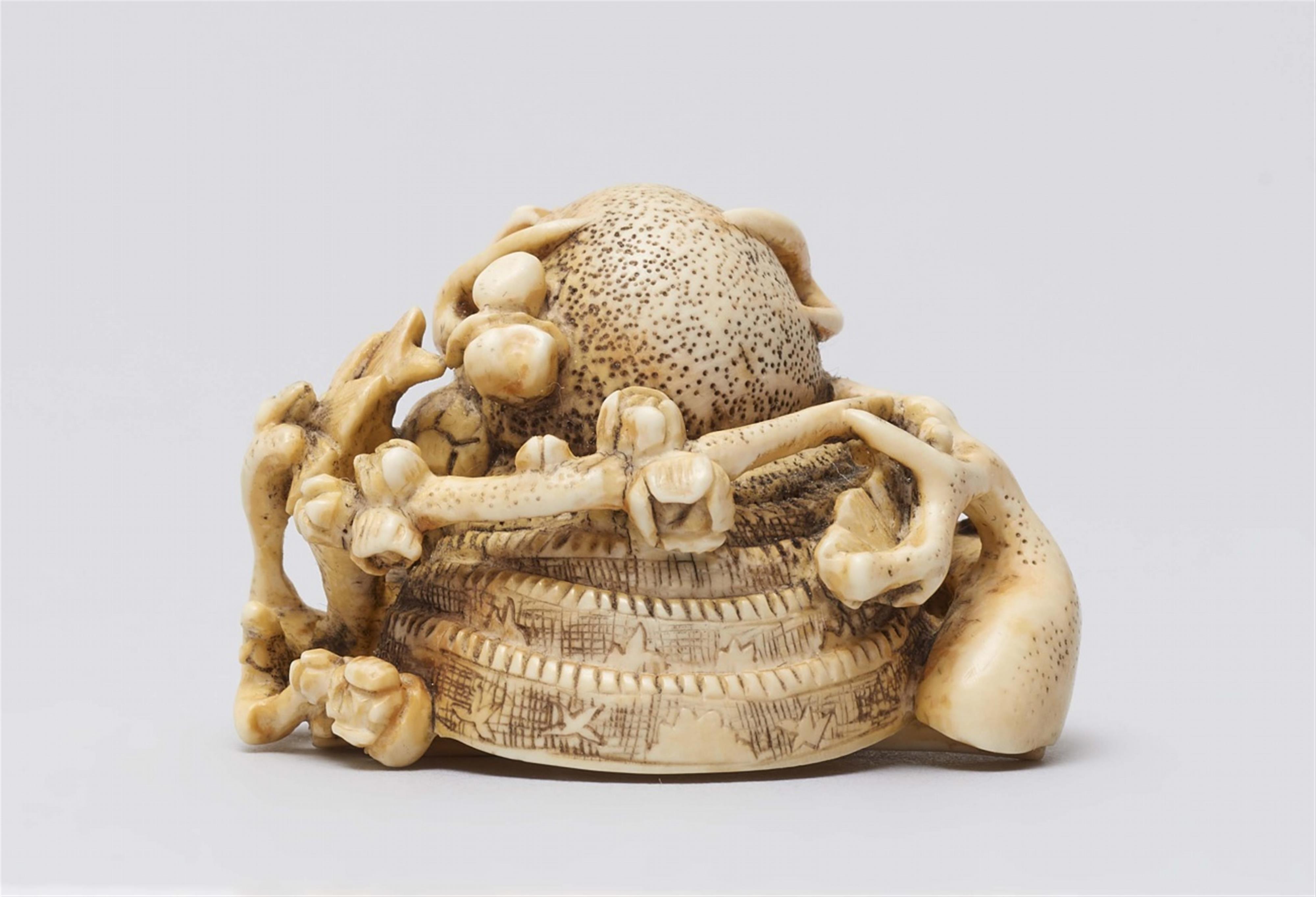 An ivory netsuke of a kabuto on plum branches. Second half 19th century - image-3