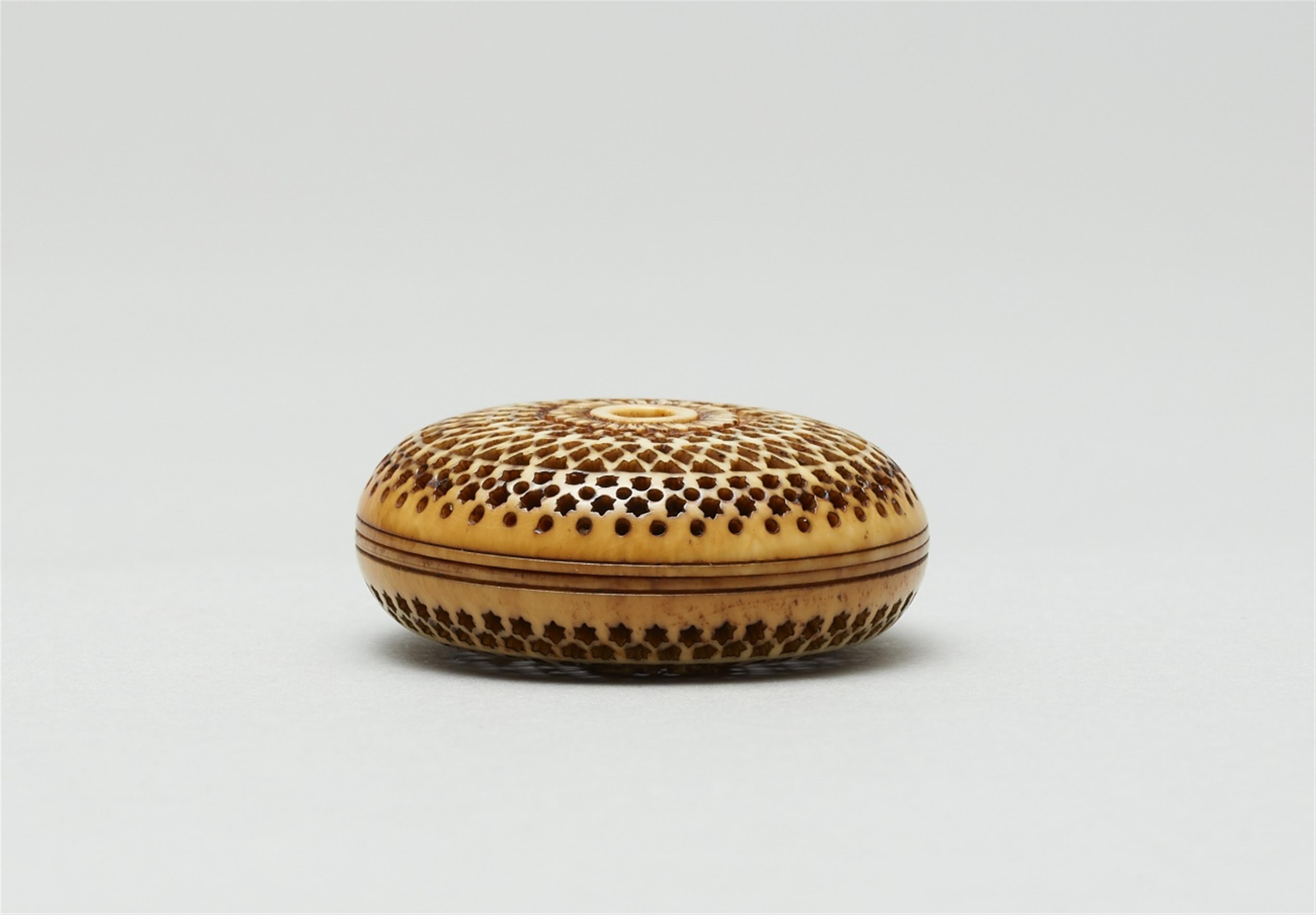 An ivory two-part ryusa manju. Second half 19th century - image-3