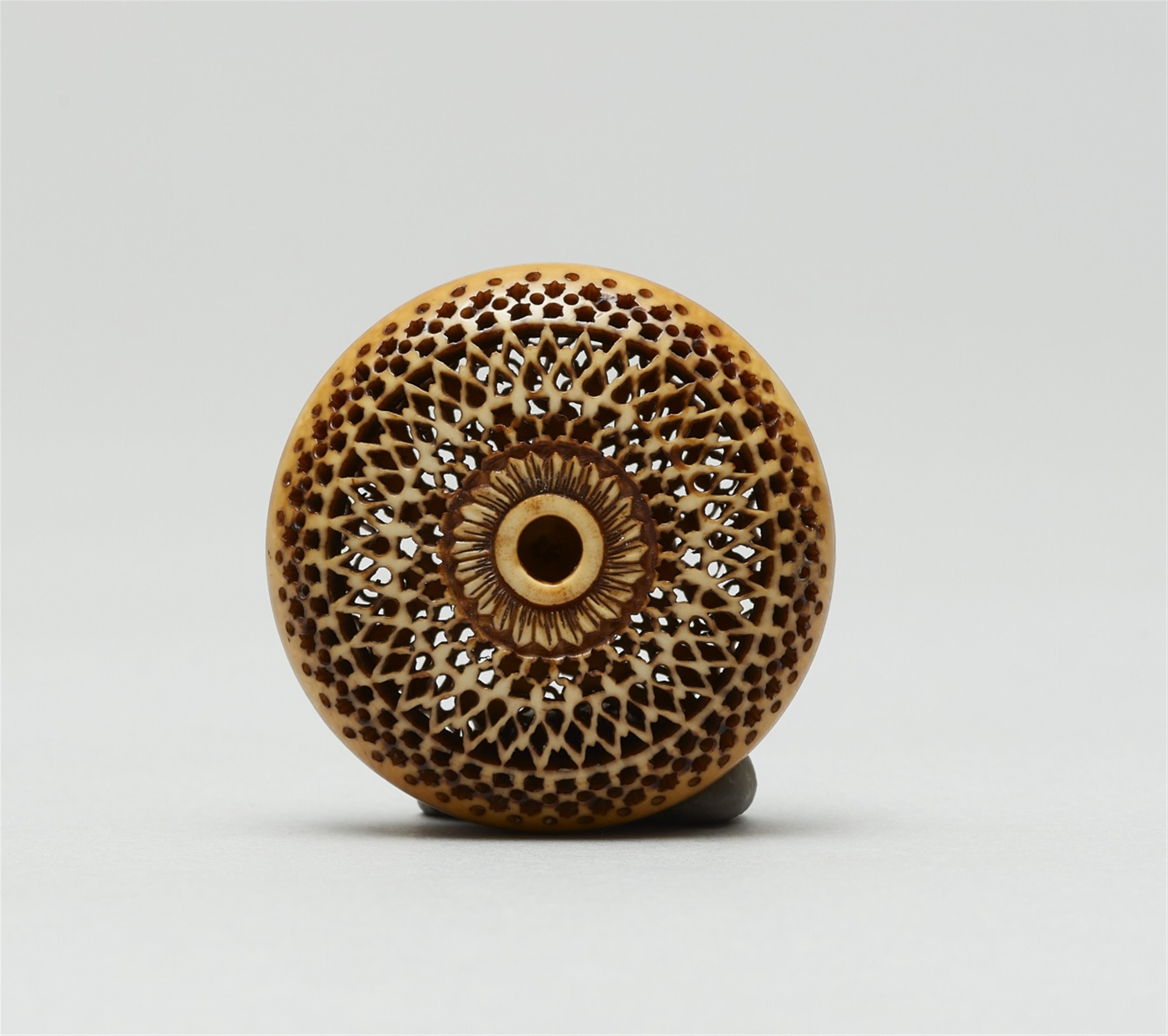 An ivory two-part ryusa manju. Second half 19th century - image-4