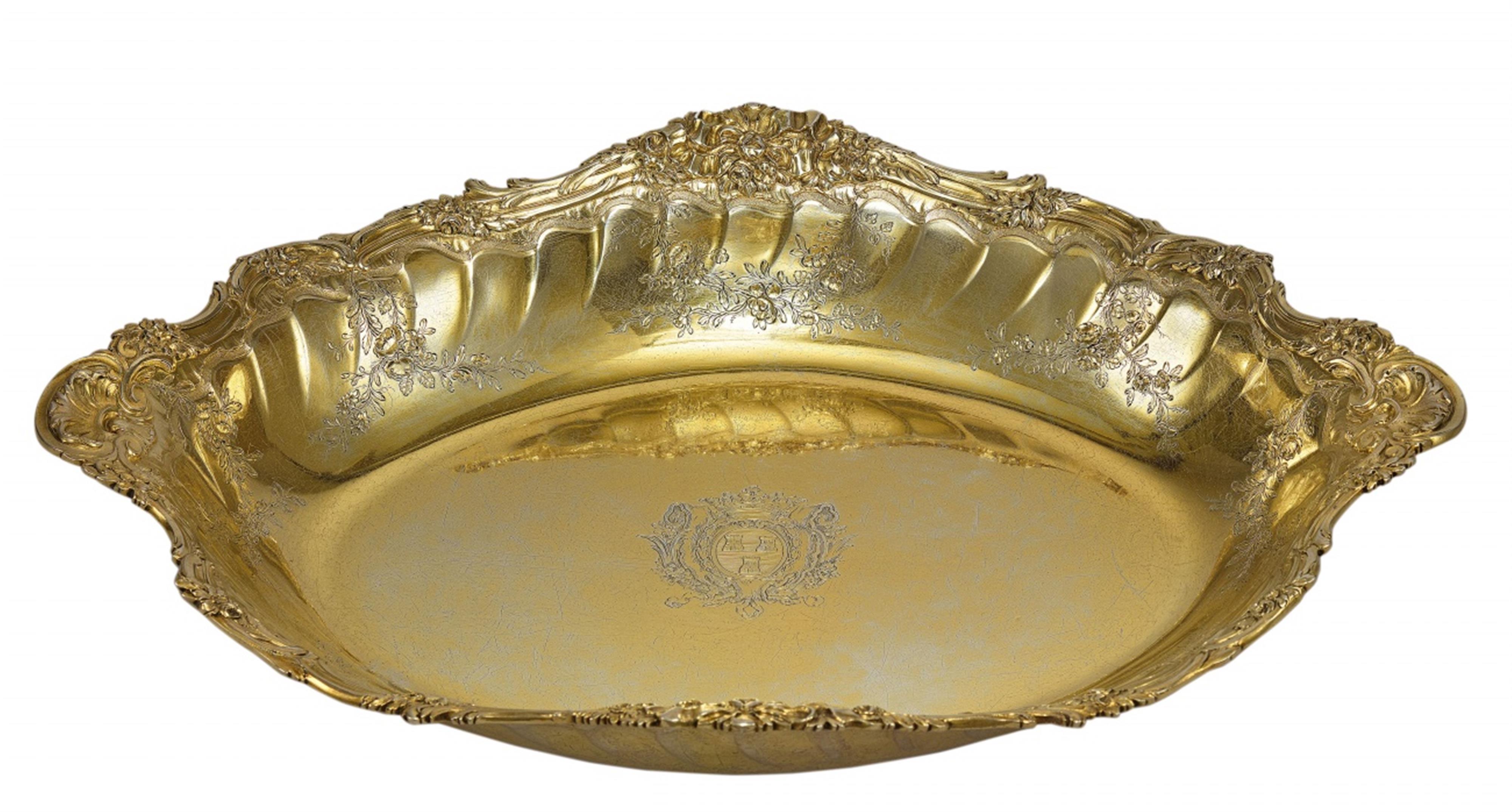 A rare, museum quality piece: Silver gilt wash basin with the coat-of-arms of Madame Pompadour - image-1