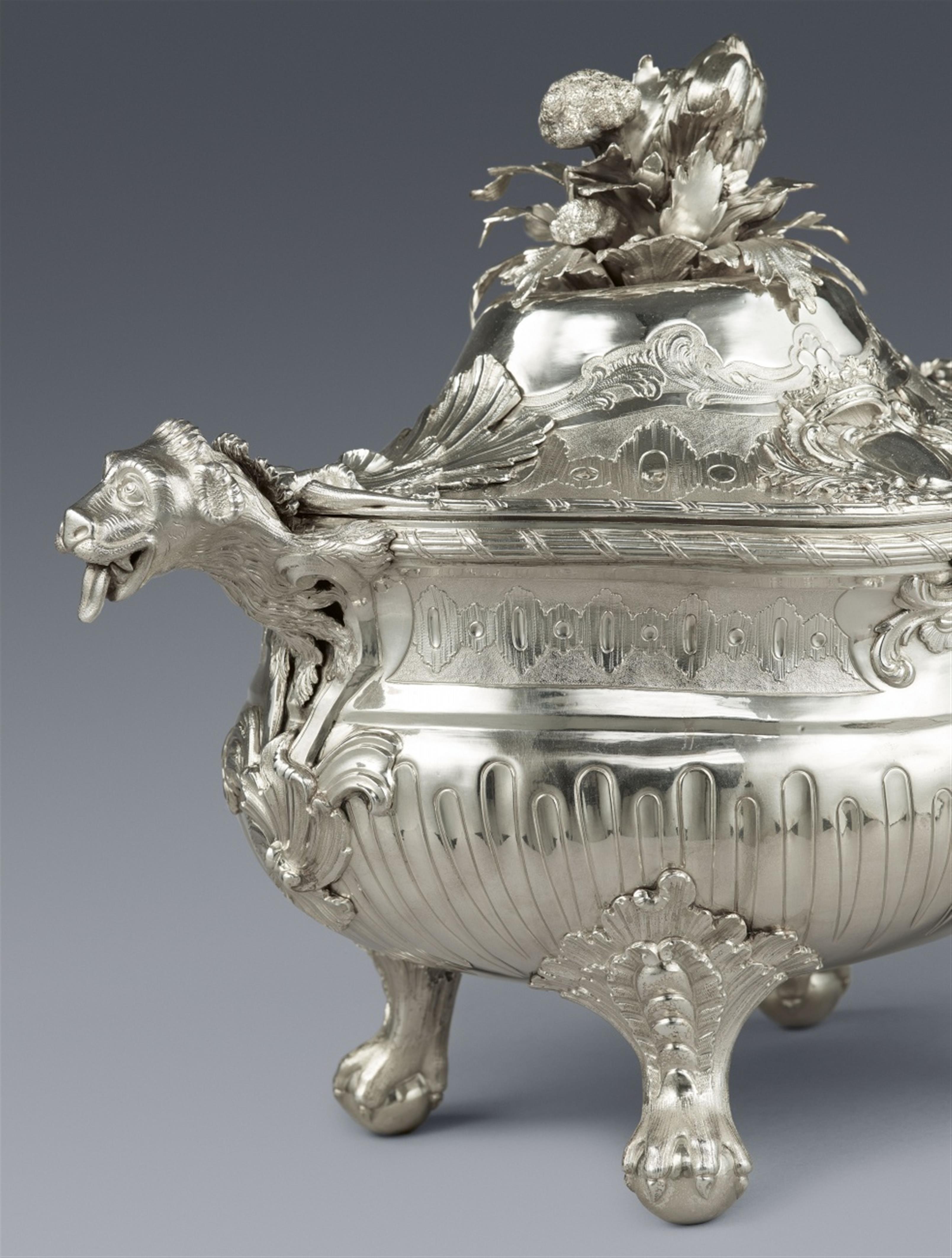 An important Spanish silver tureen and cover - image-2