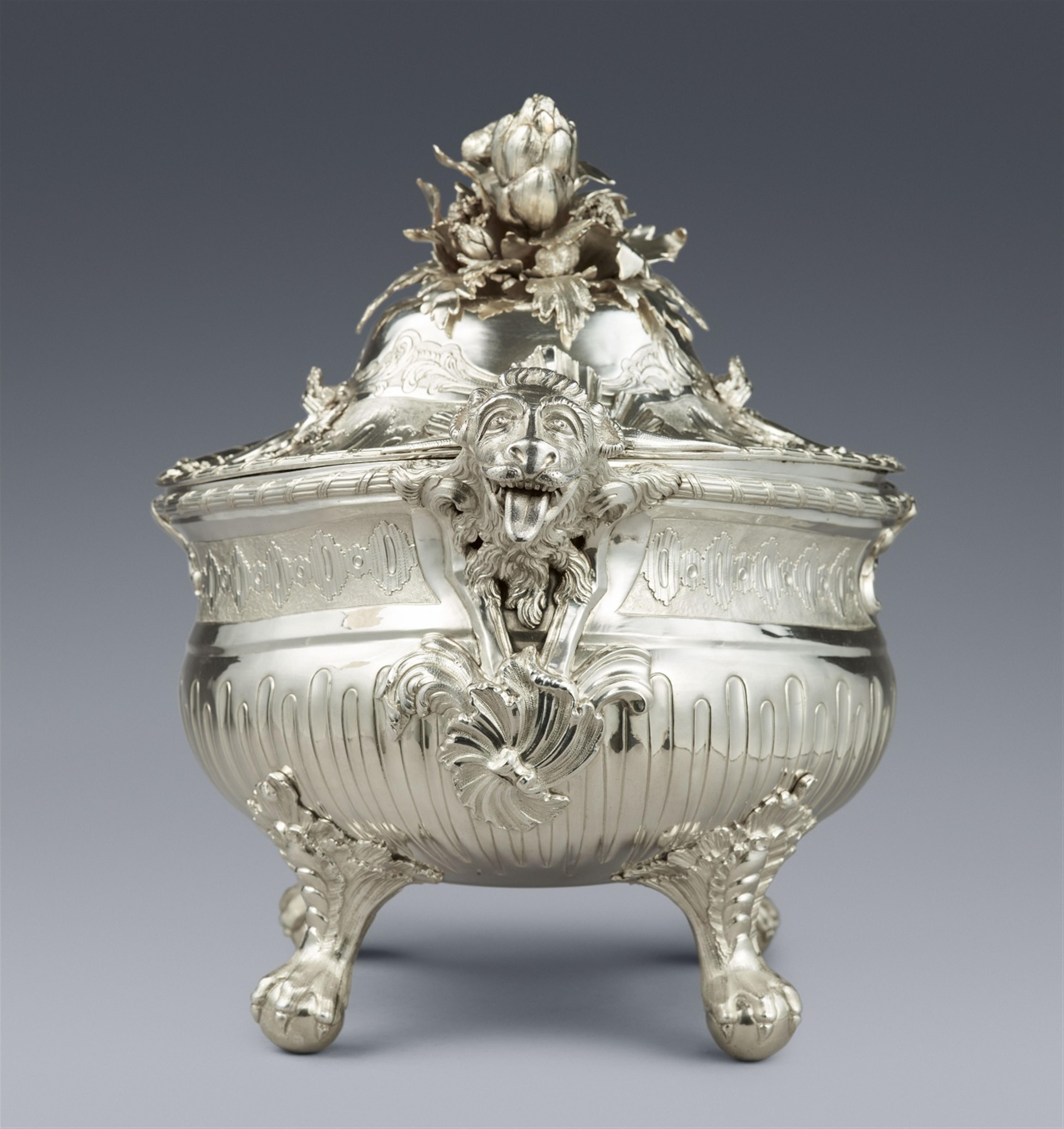 An important Spanish silver tureen and cover - image-3