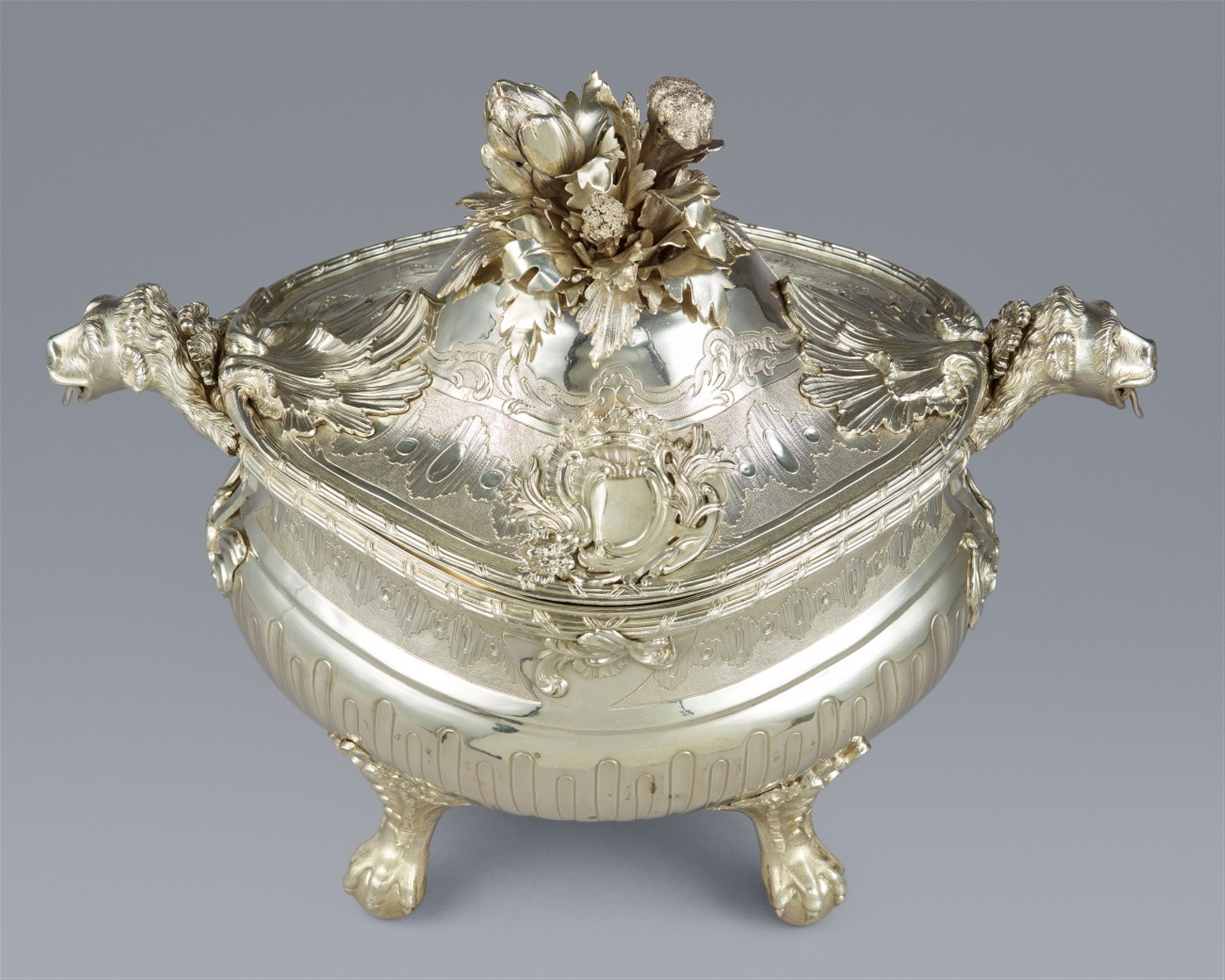 An important Spanish silver tureen and cover - image-4